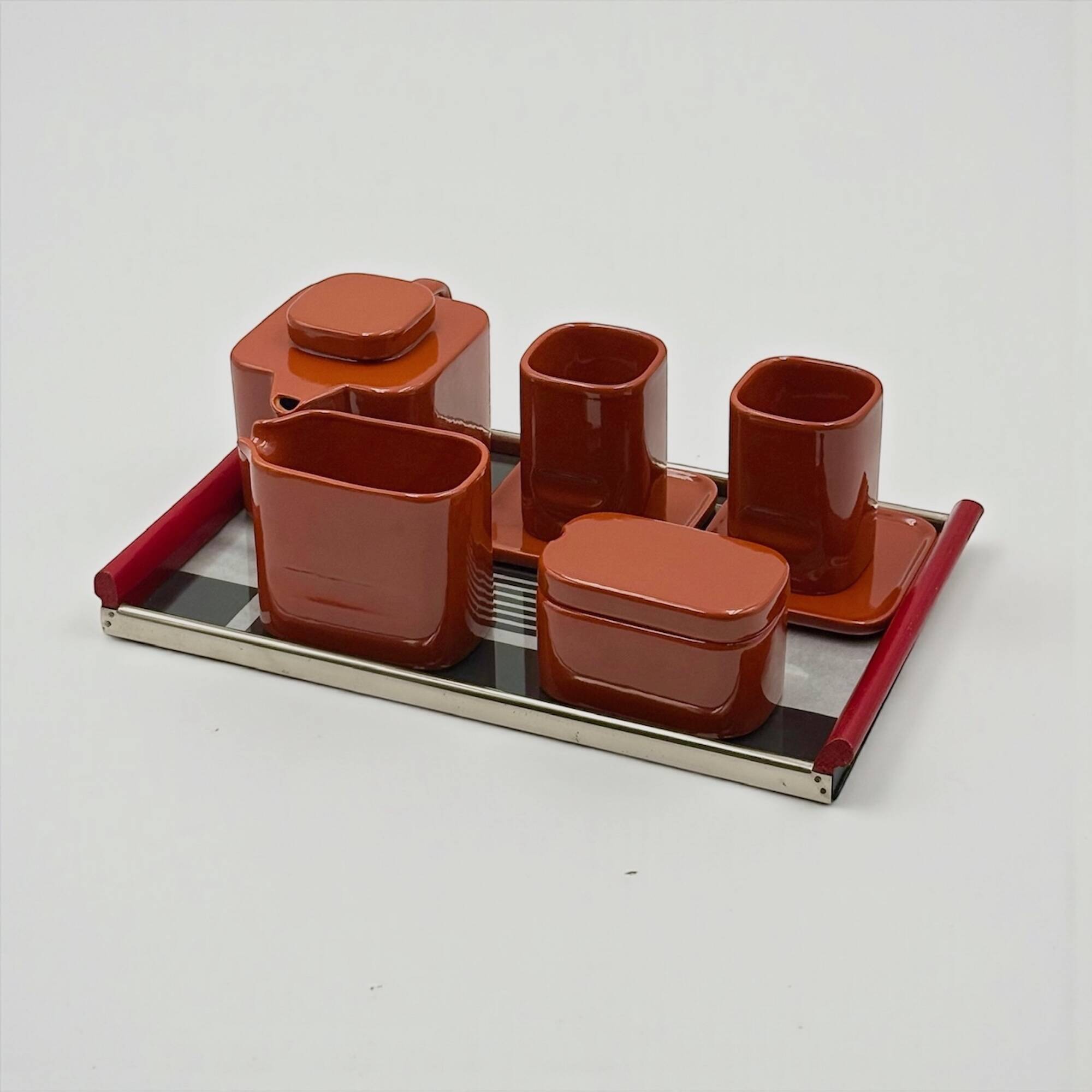 Plateau Space Age européen des années 70 à graphisme moderniste