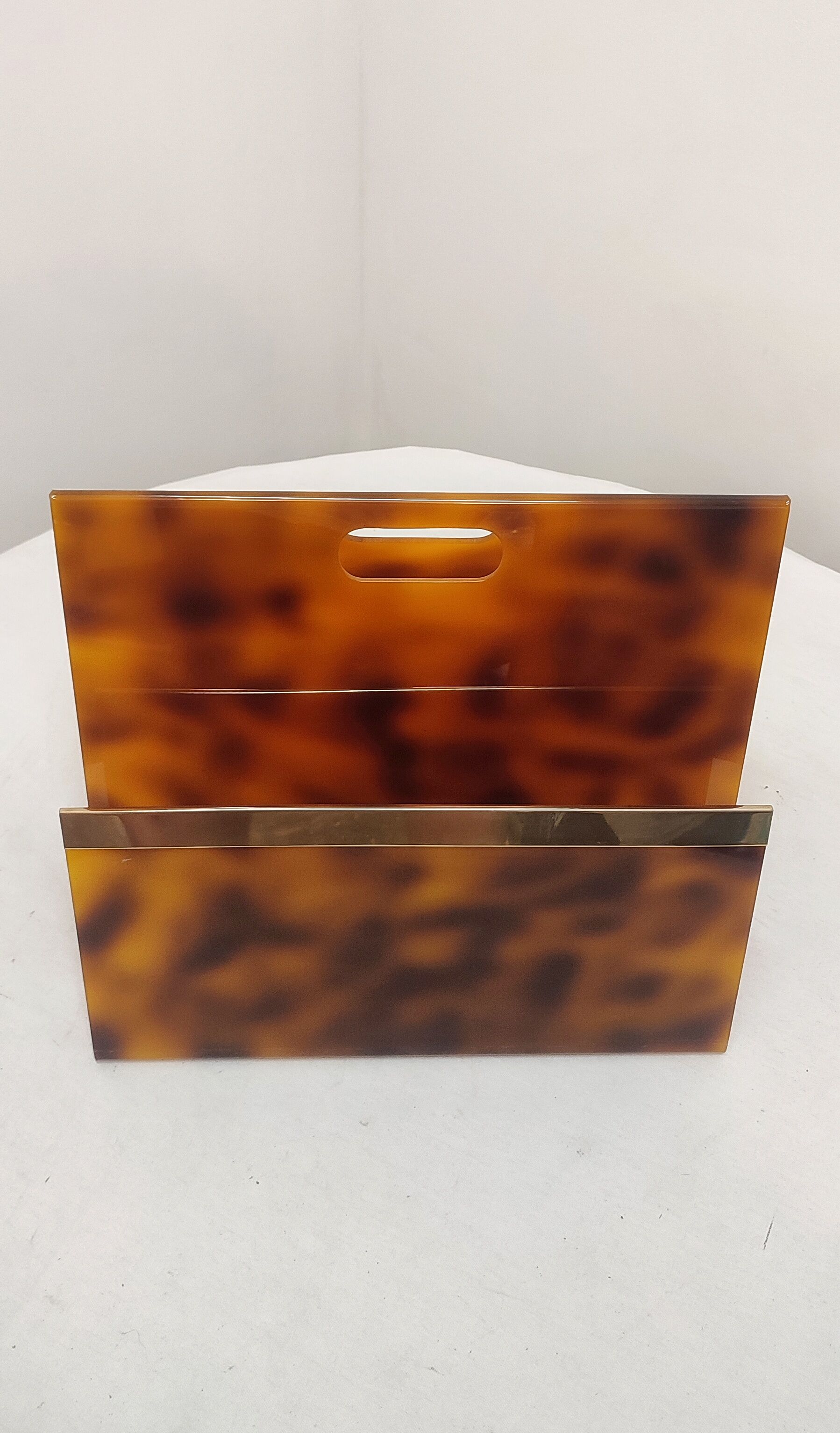 Porte-revues en méthacrylate et laiton Italie années 1970.