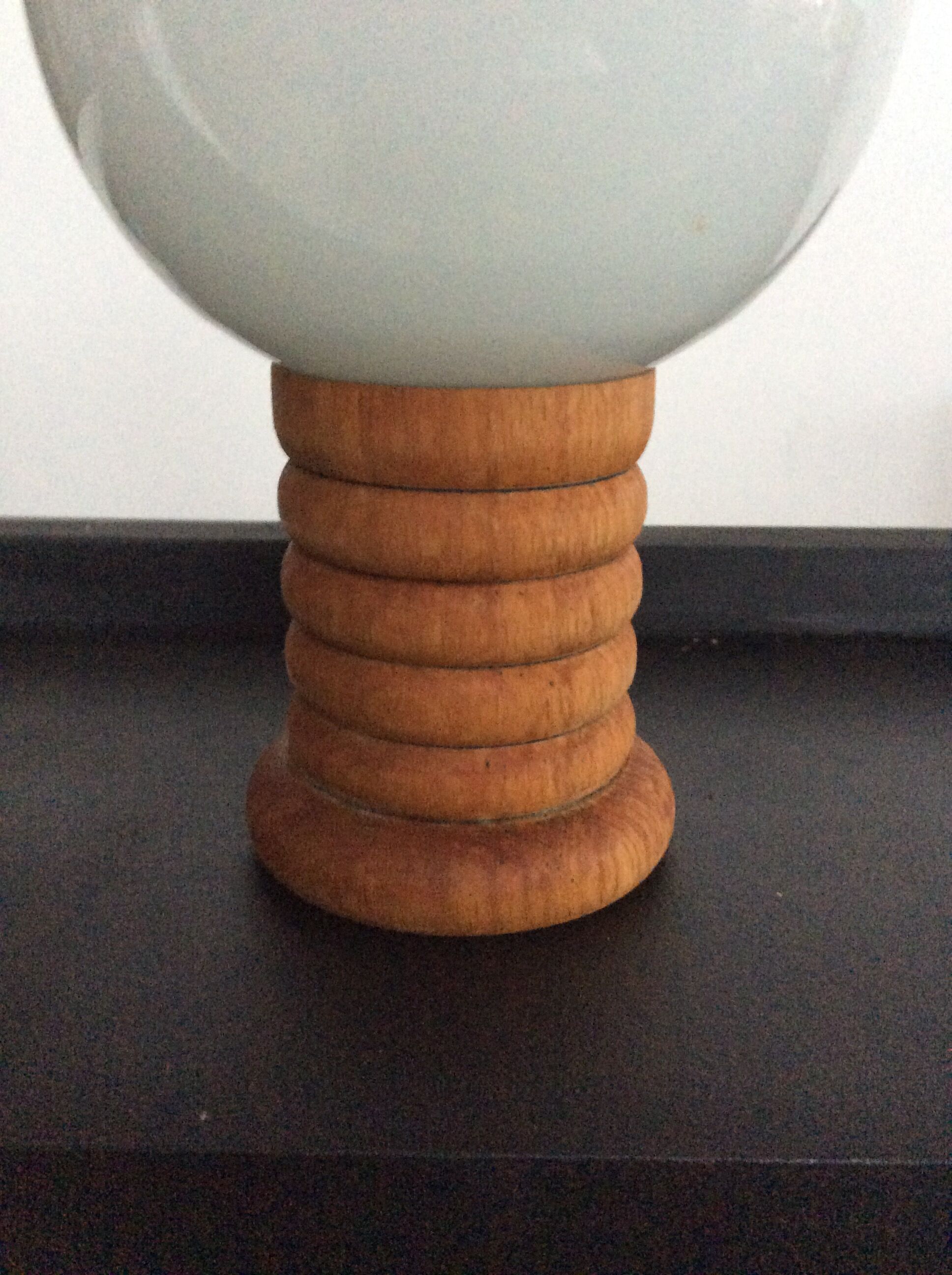 Lampe scandinave vintage en bois et opaline