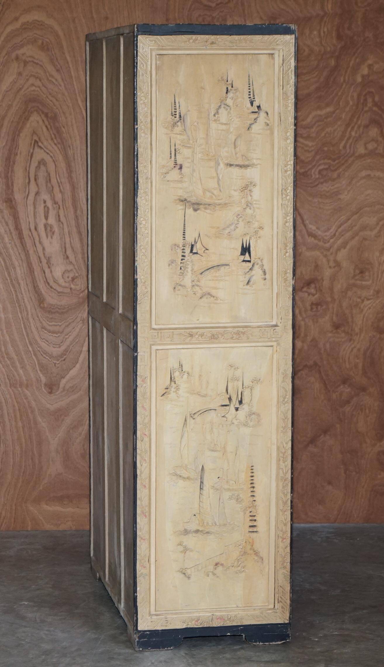 Armoire orientale chinoise en bois de camphre sculptée années 1920