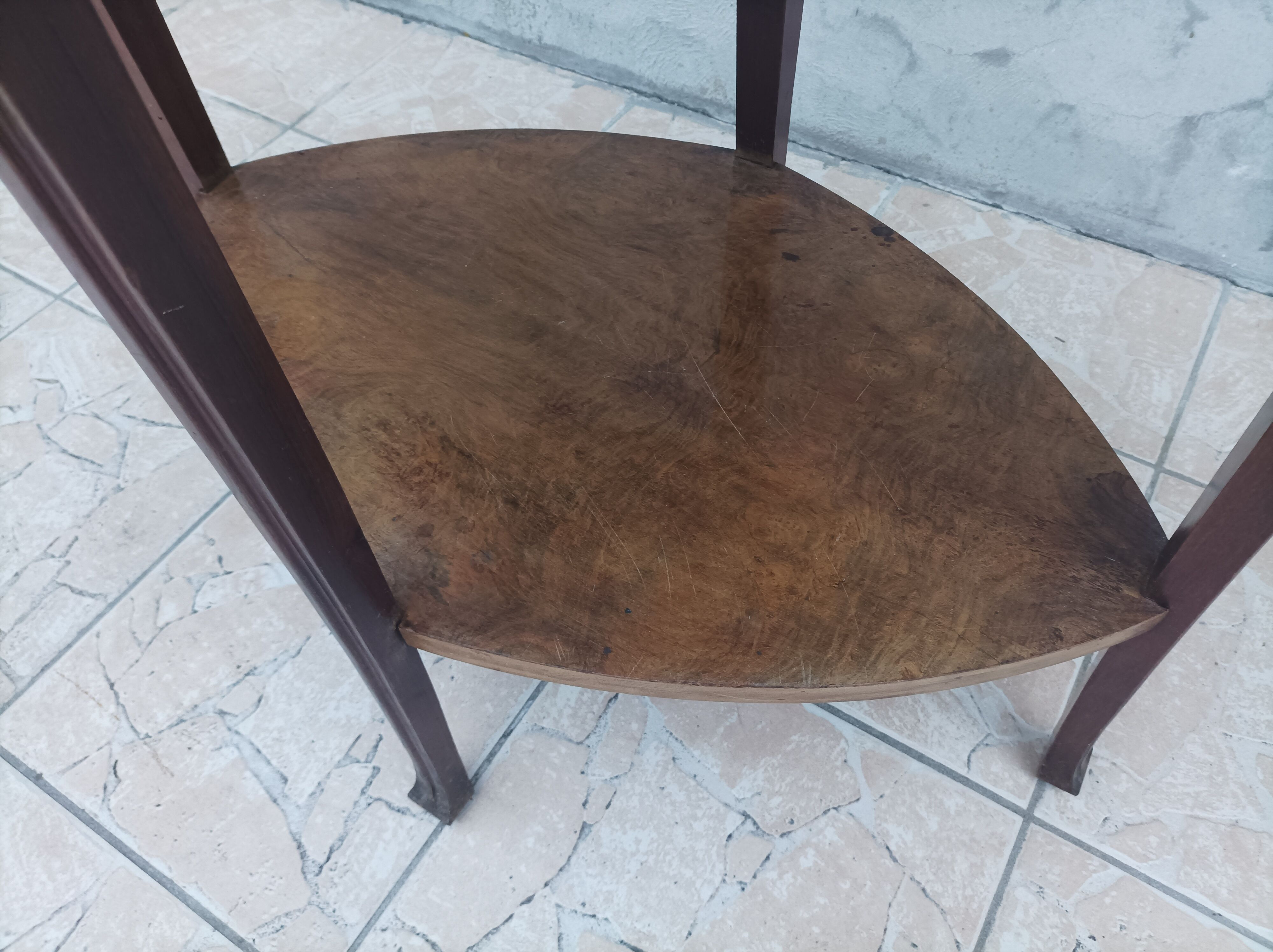 Table guéridon Art Nouveau en acajou et dessus en marbre