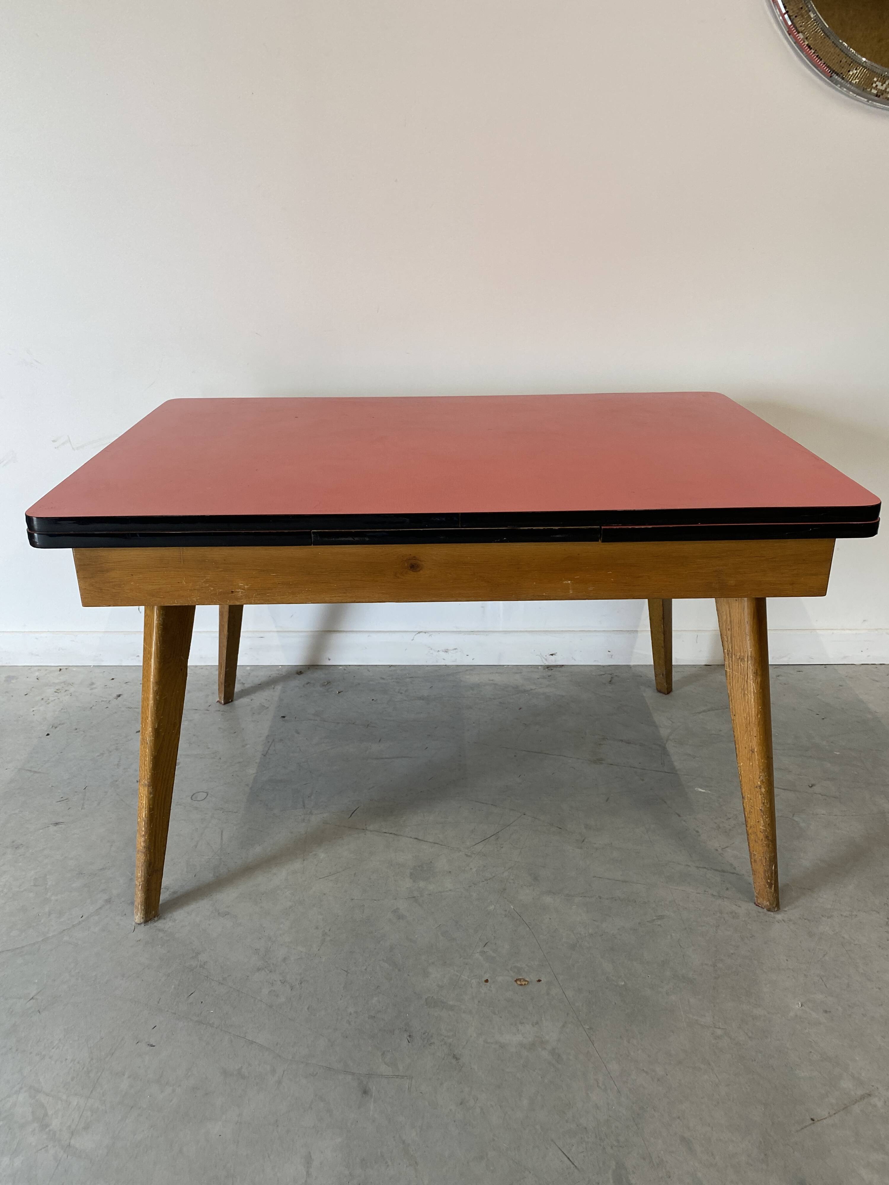 Table à rallonges en Formica et pieds bois