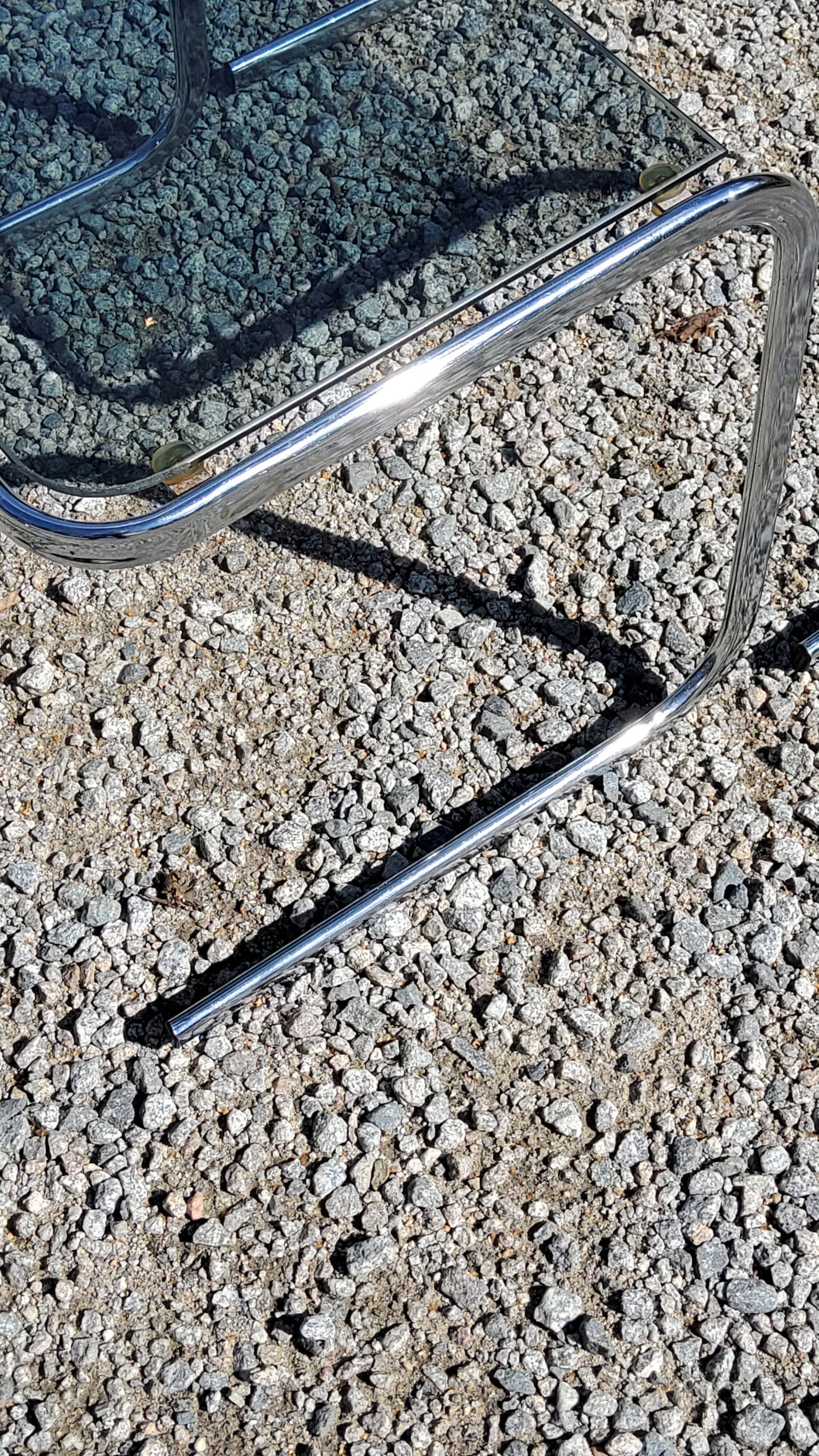 Set de 3 tables gigognes des années 70 en verre fumé piètement chromé