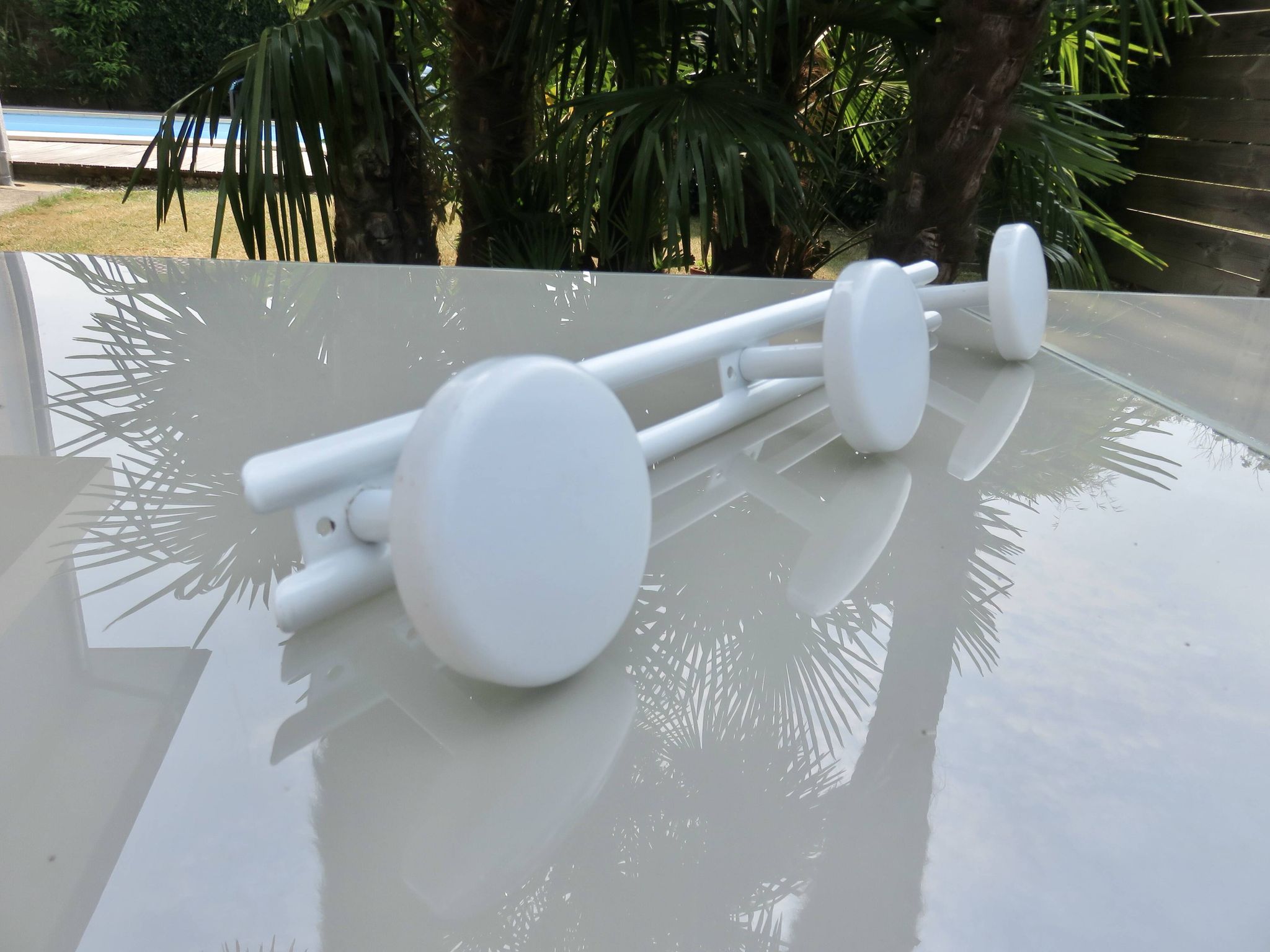 White lacquered metal wall coat rack, 3 hooks, 80s