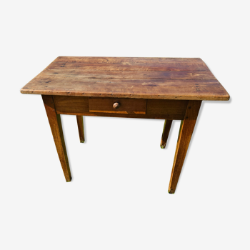 Table en bois avec un tiroir