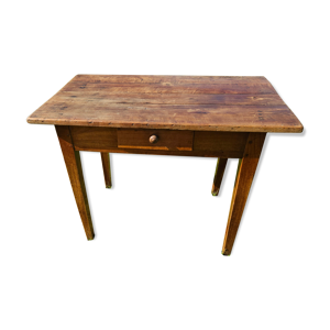 Table en bois avec un tiroir