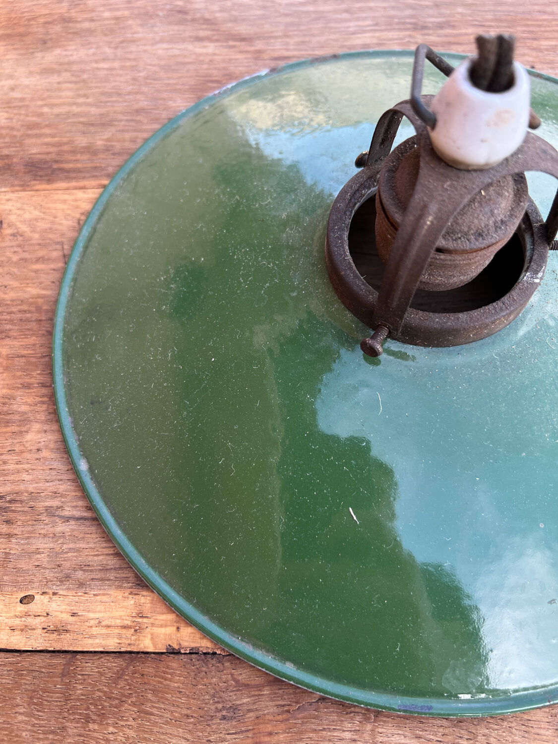 Industrial lampshade in enamelled sheet metal