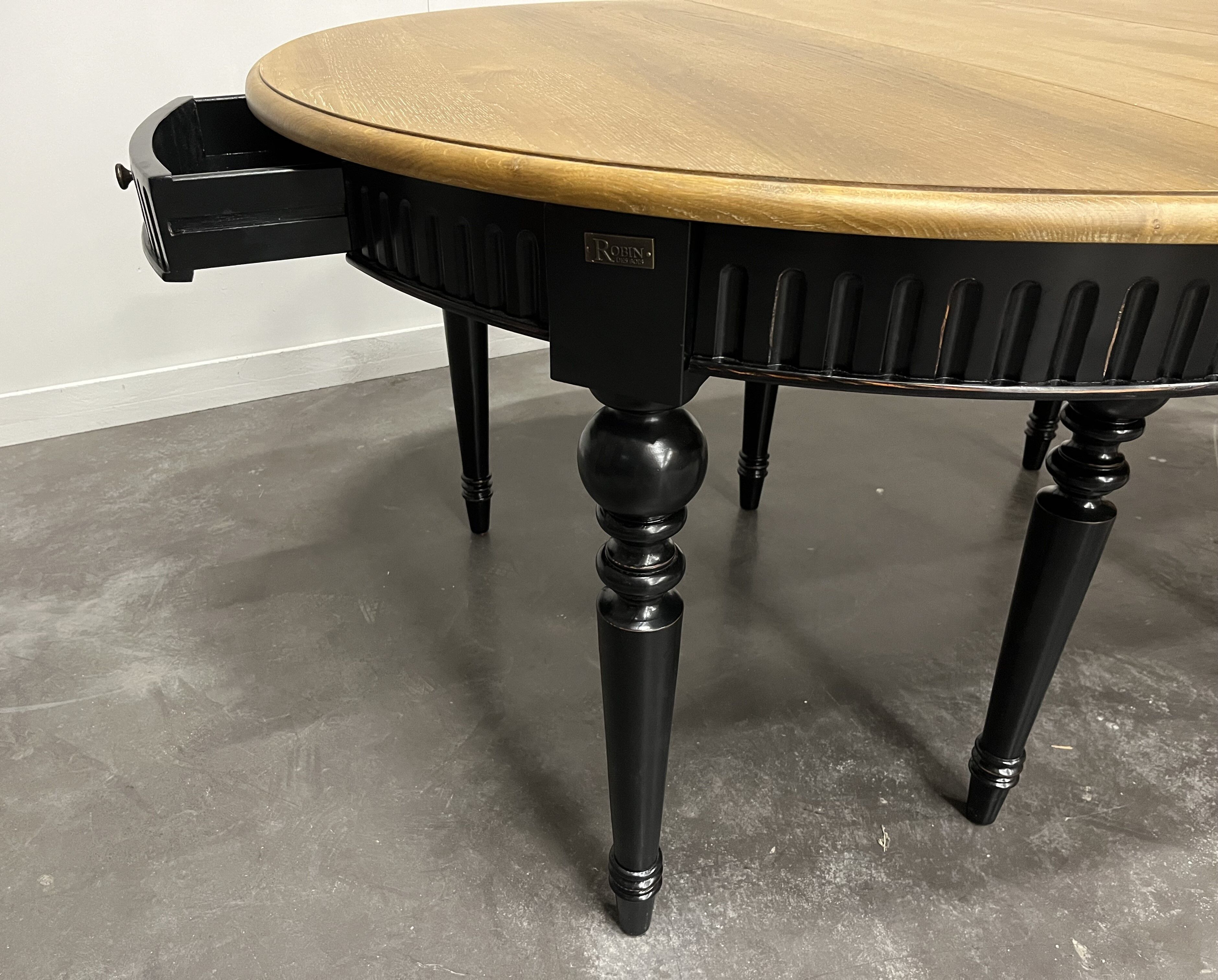 Elegant extendable oak table and black legs, 6/16 covers