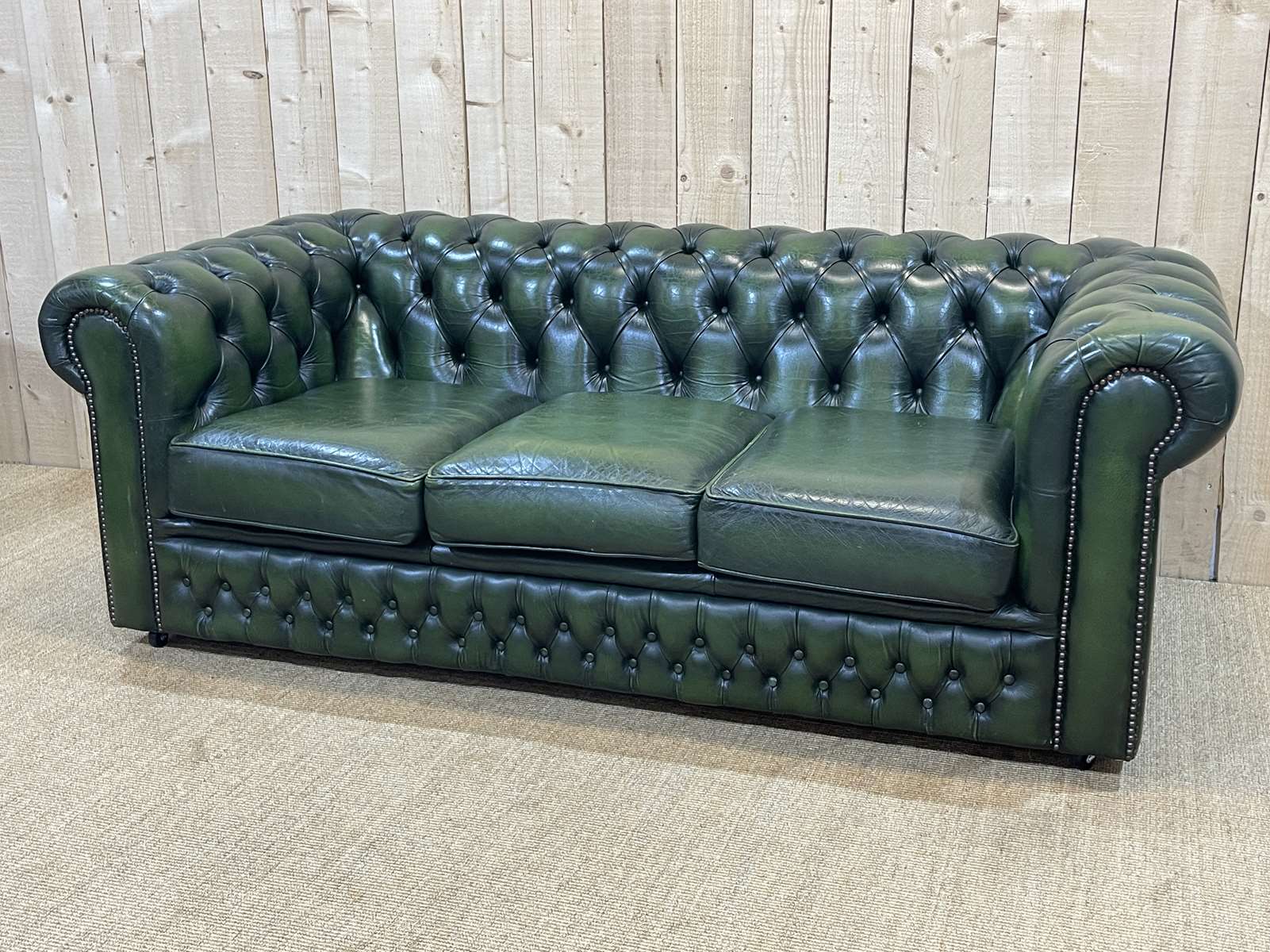 Chesterfield 3-seater sofa in green leather from the 80s