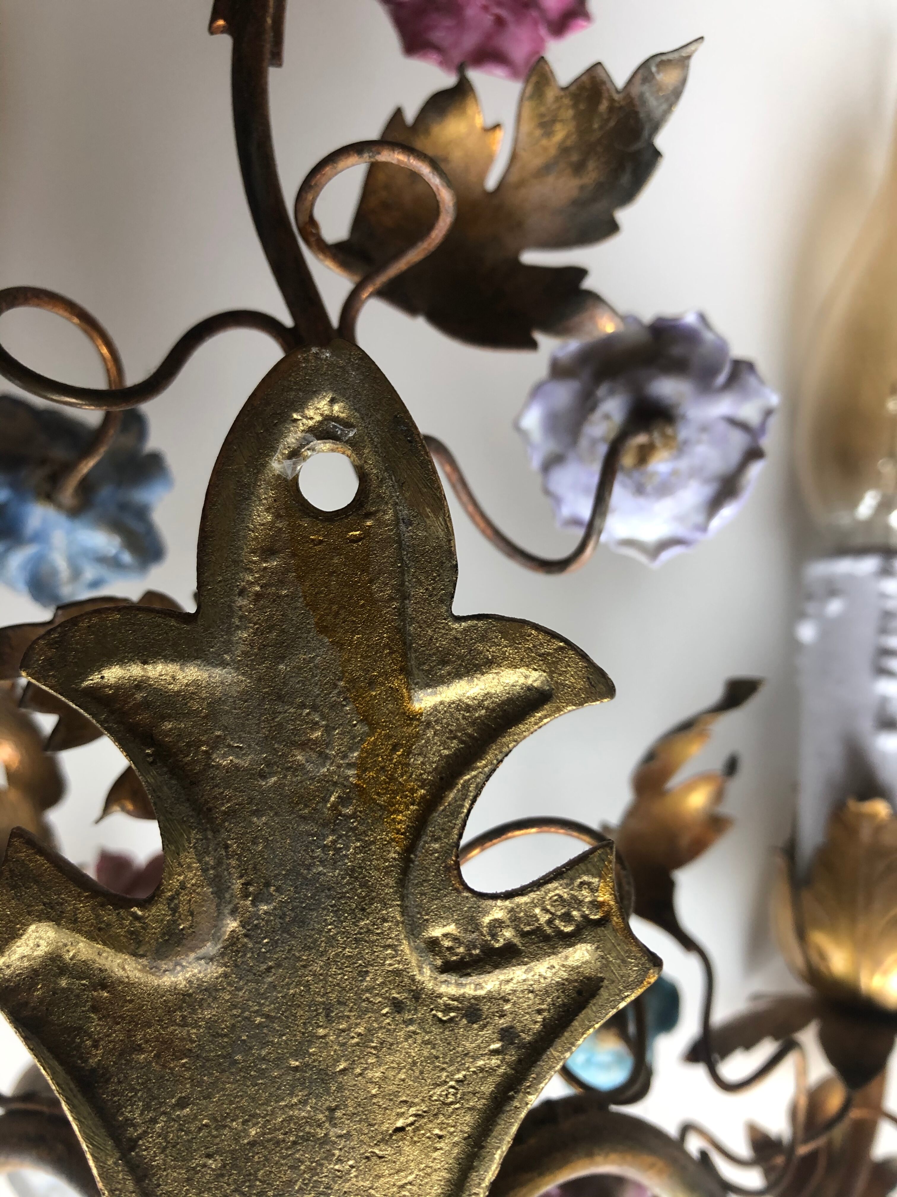 Two bronze wall light decorated with flowers in german porcelain