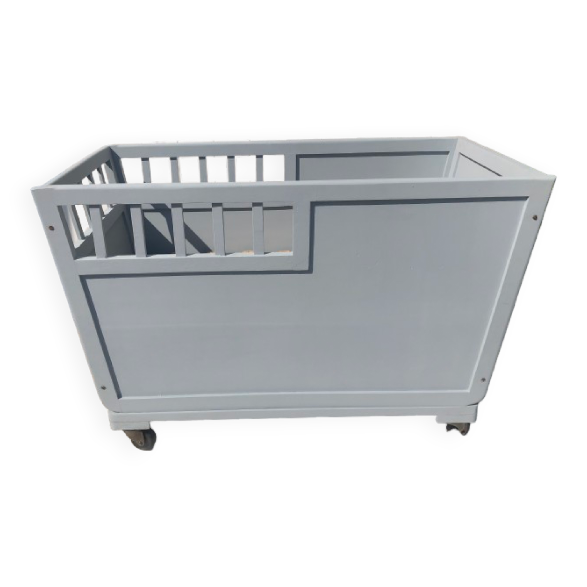 Baby crib with wheels