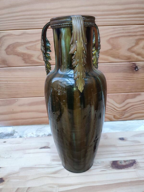 Vase en céramique à coulure dans le gout de jerome massier ou travail belge à anses en bronze