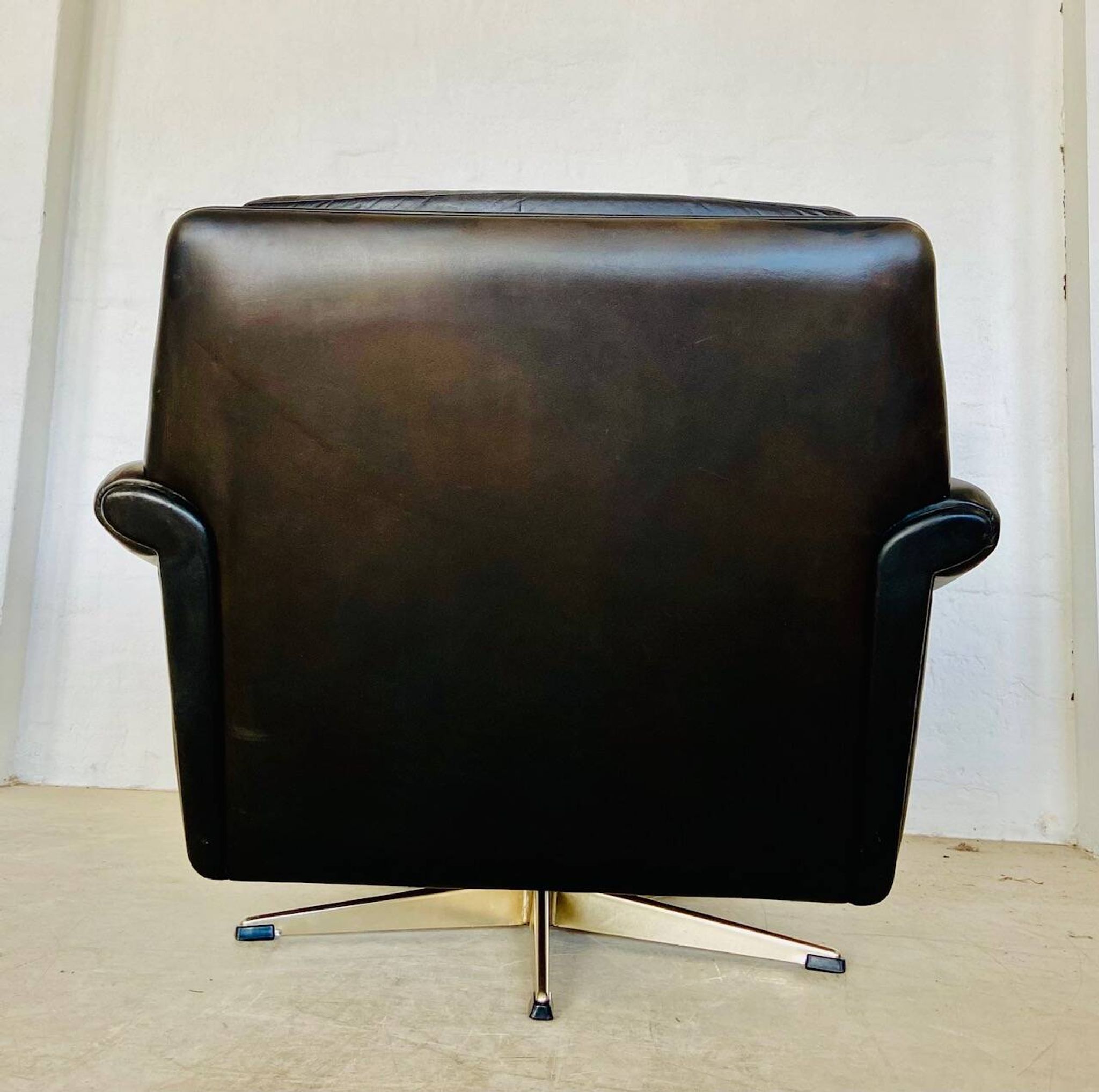 Vintage Danish mid-century leather lounge chair in black leather by G. Thams 1975