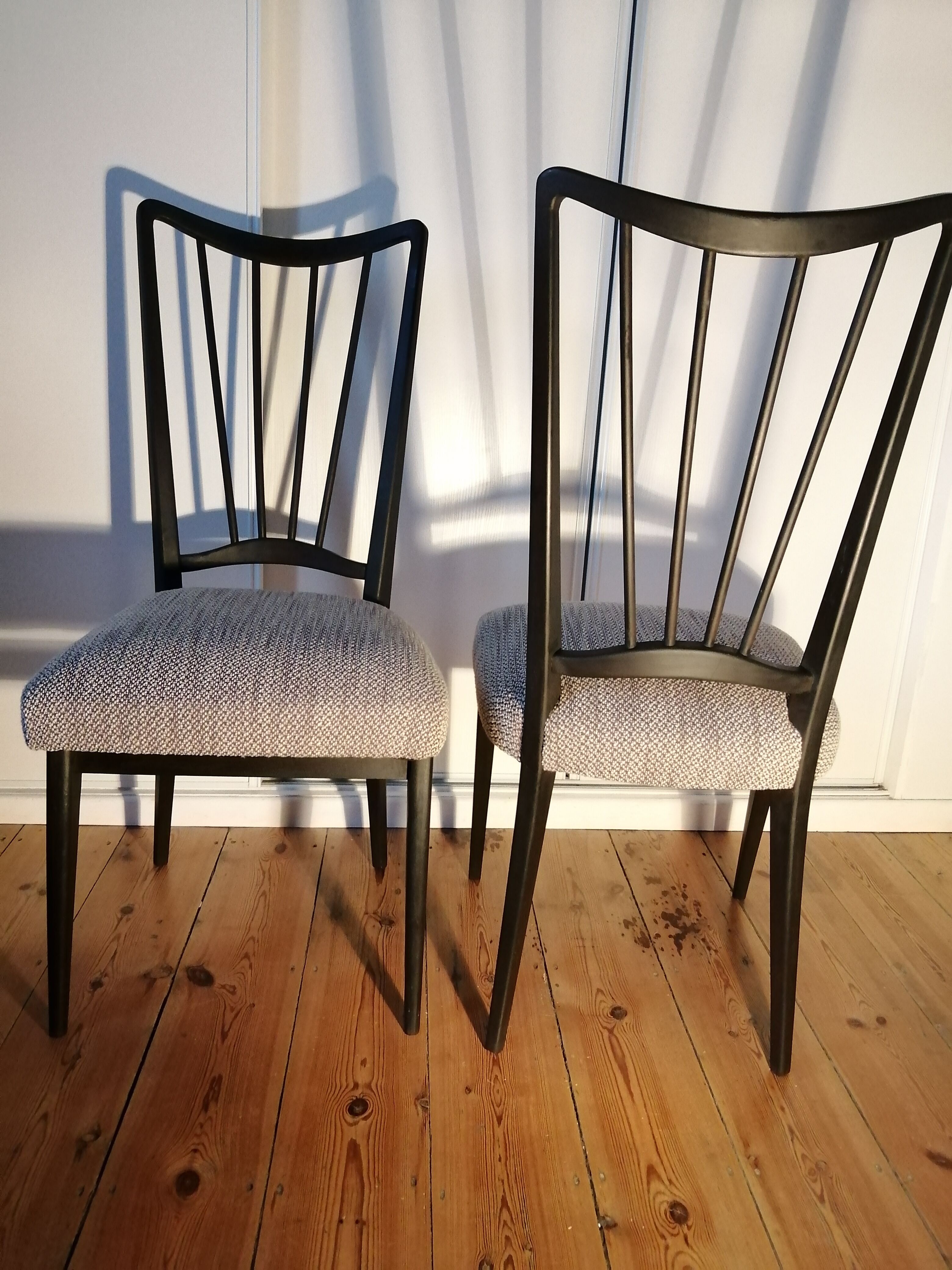 Lot 2 chairs wood fabric