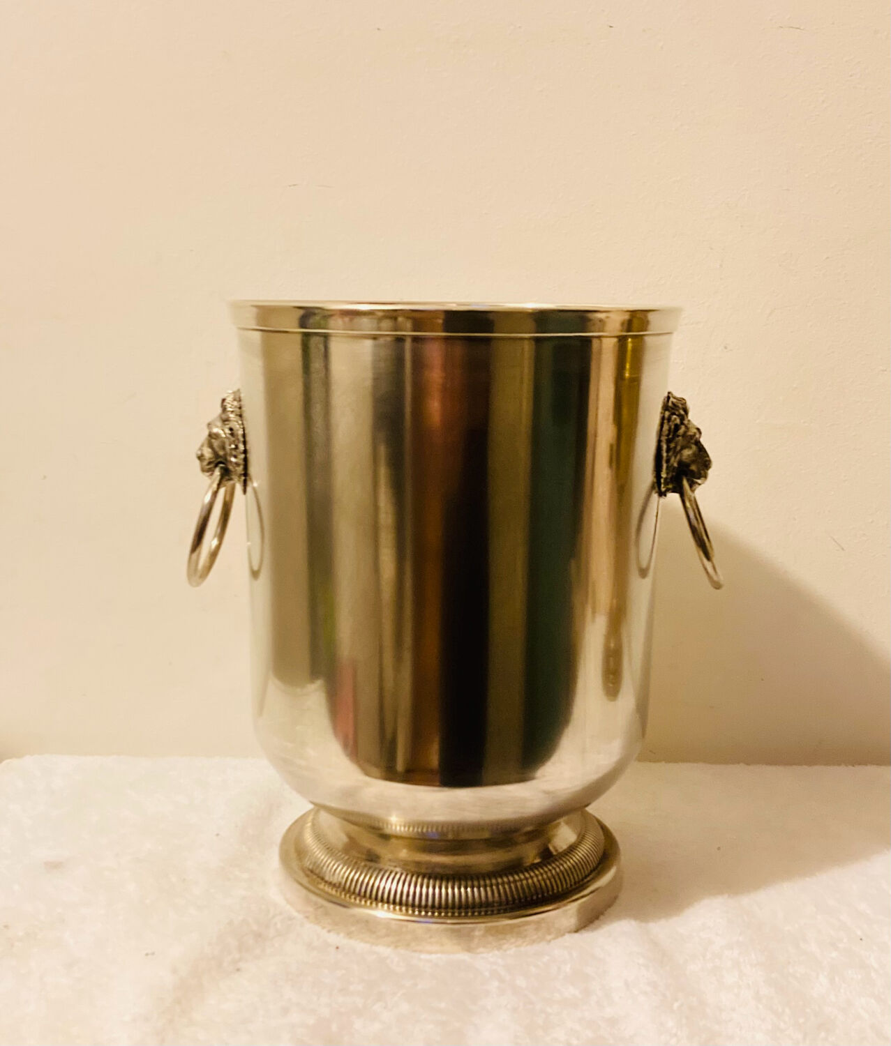 Silver-plated champagne bucket with lion heads from the 20th century, stamped.
