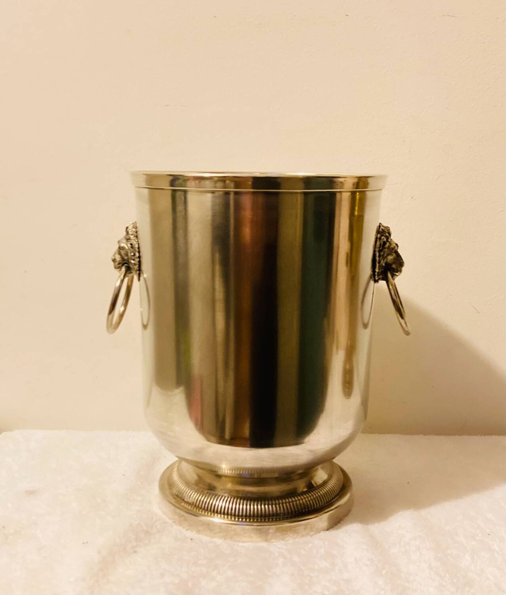 Silver-plated champagne bucket with lion heads from the 20th century, stamped.