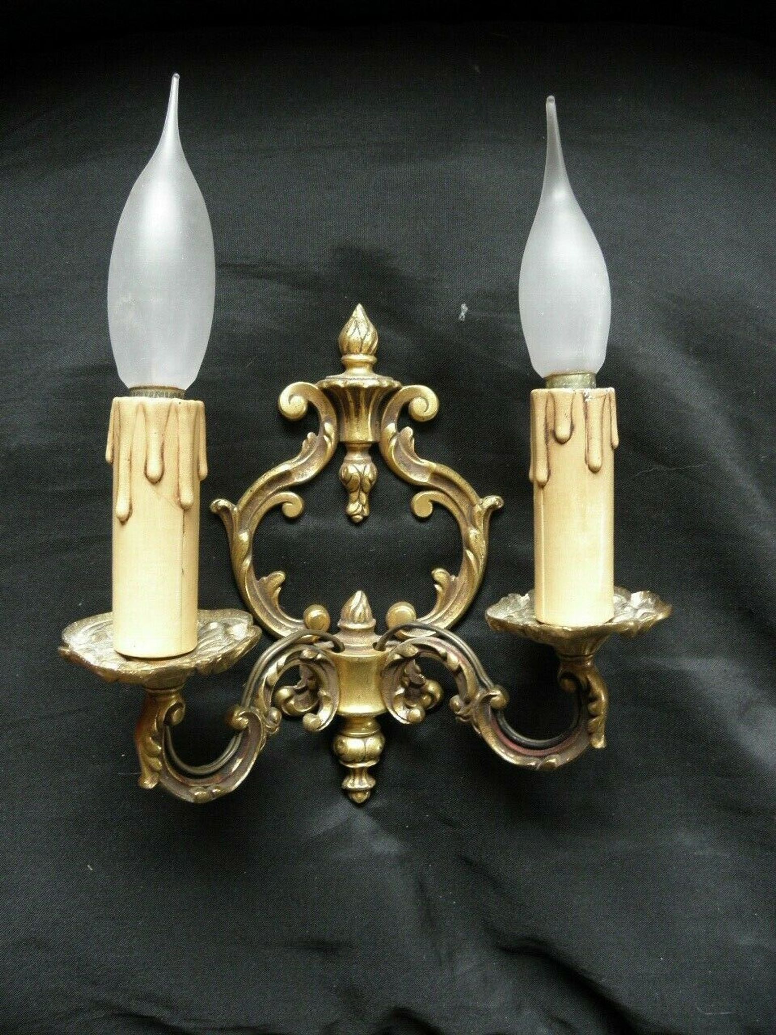 Pair of bronze double-arm appliques