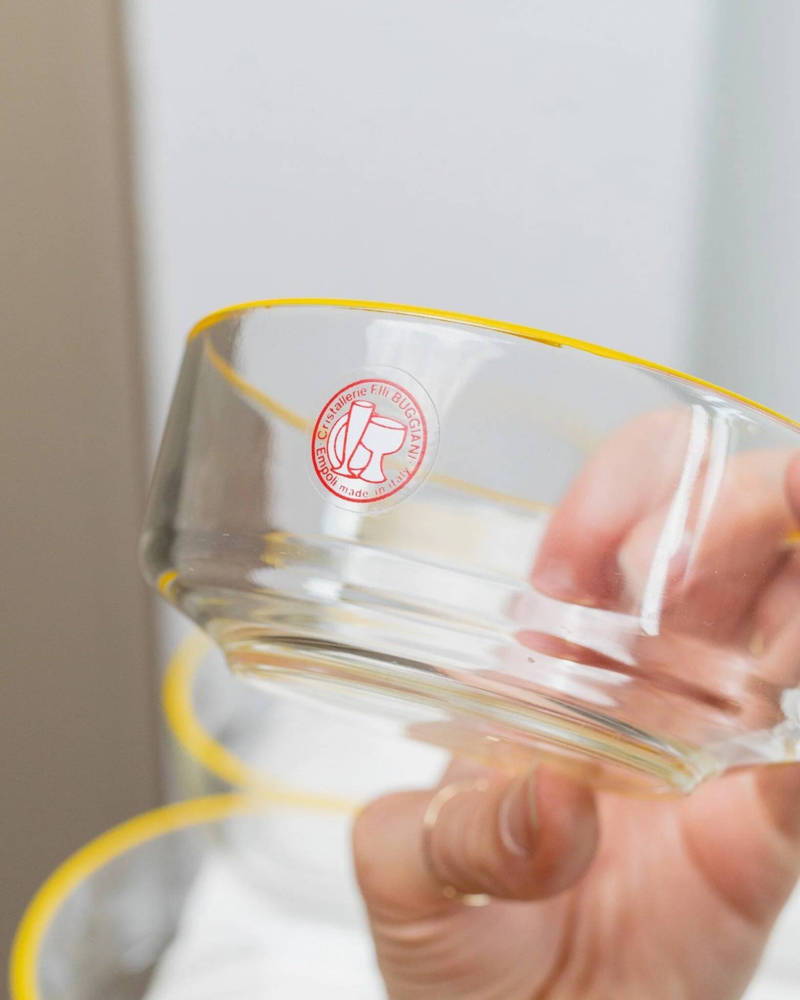 Ensemble de 9 bols en verre vintage Empoli en verre transparent avec un bord jaune, design des années 1980.
