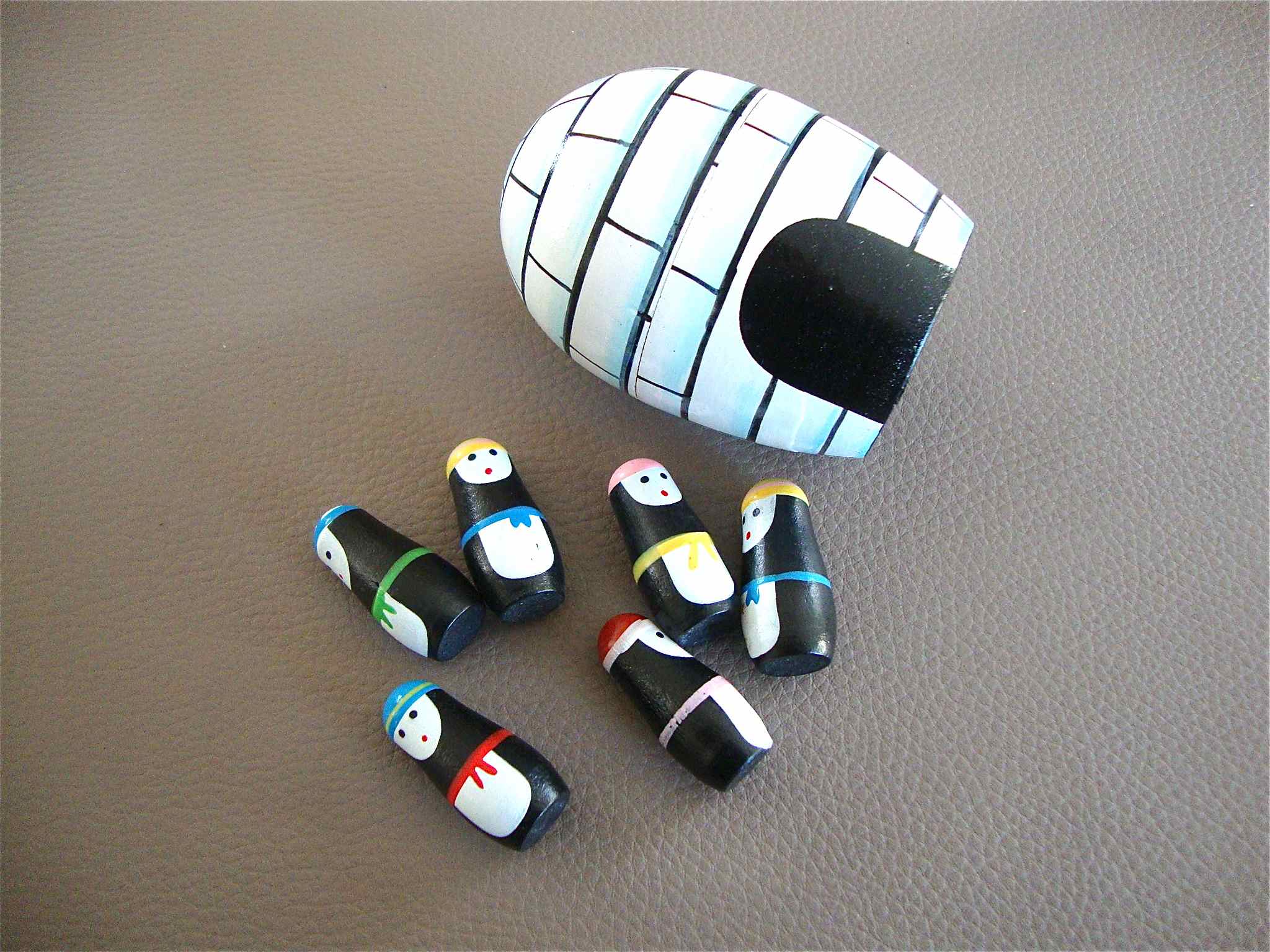 Wooden igloo and 6 little penguins