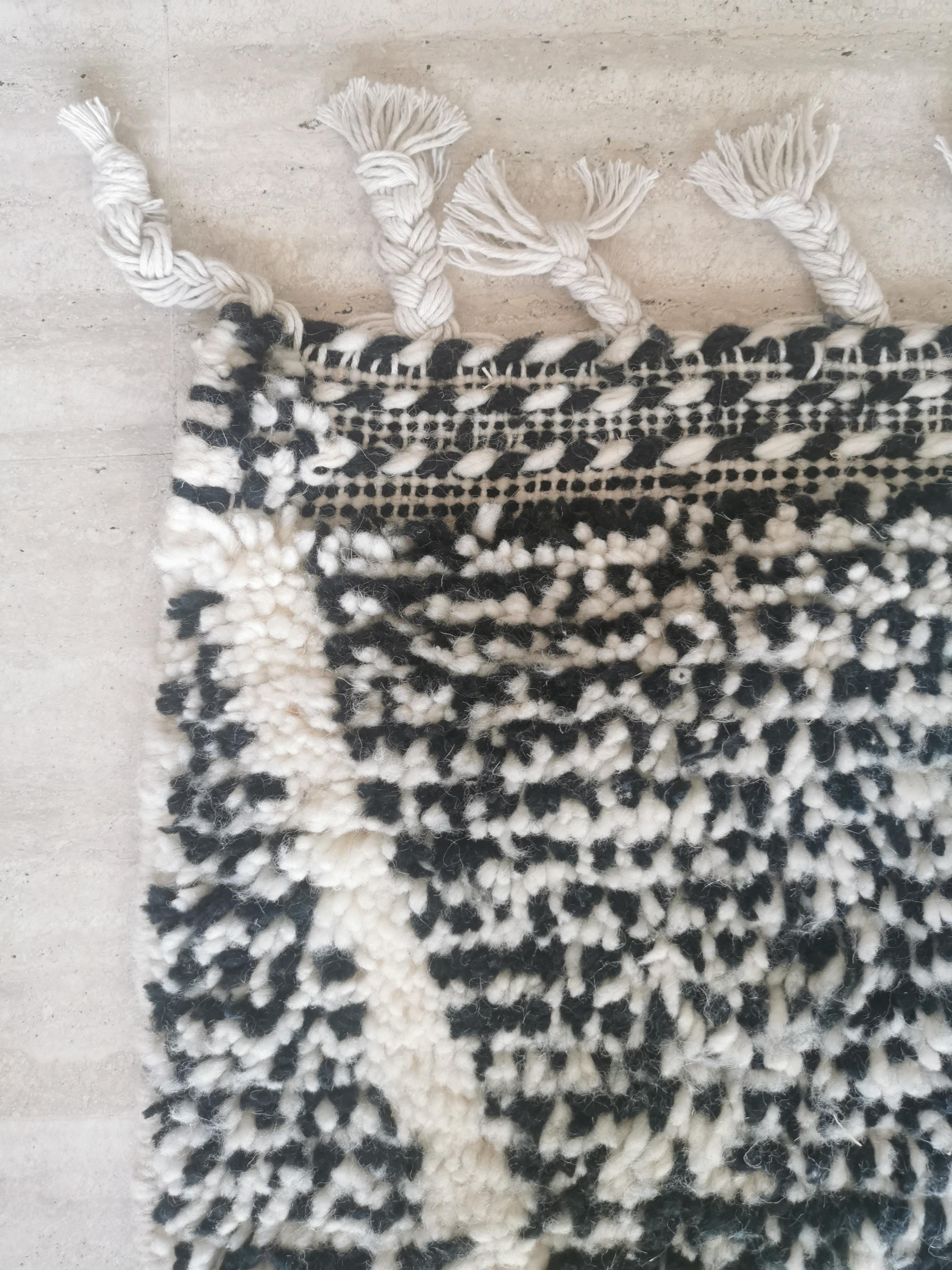 Genuine black and white Béni Ouarain Berber wool rug