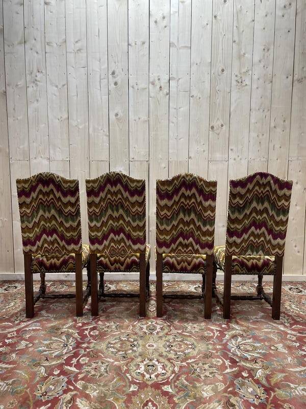 4 chaises de style Louis XIII en bois tournés et velours