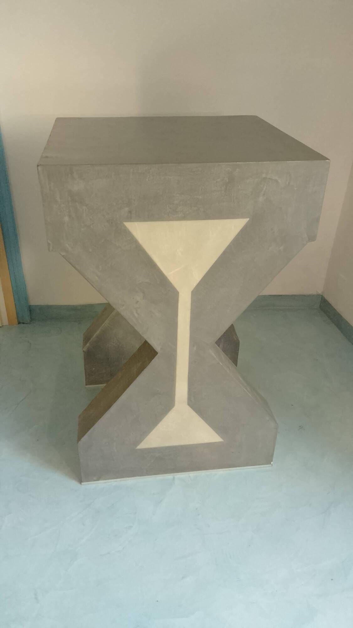 Pedestal / High side table in polished concrete – Unique artisan piece.