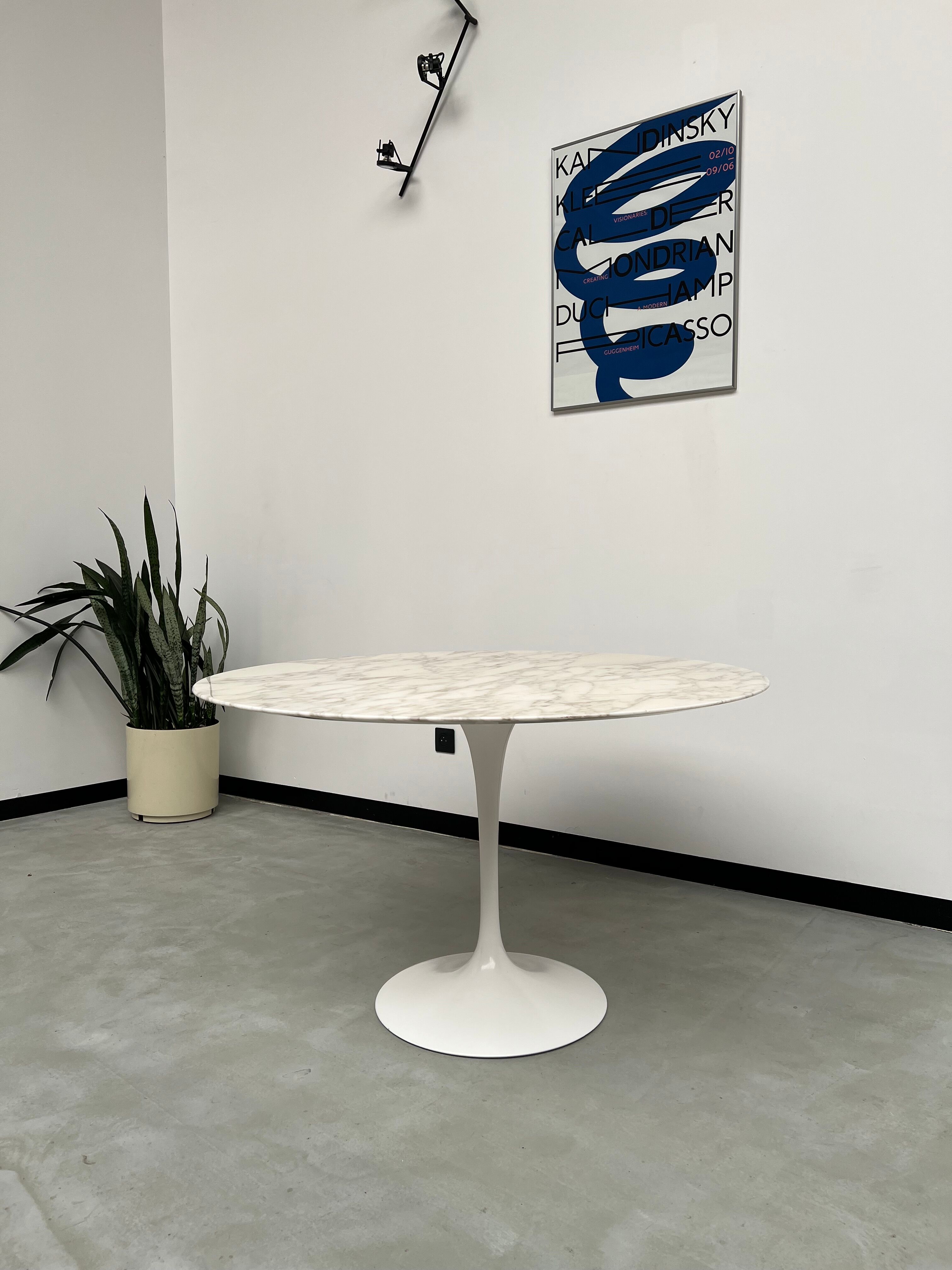 Florence Knoll round table, marble top and tulip base, circa 1960, Eero Saarinen