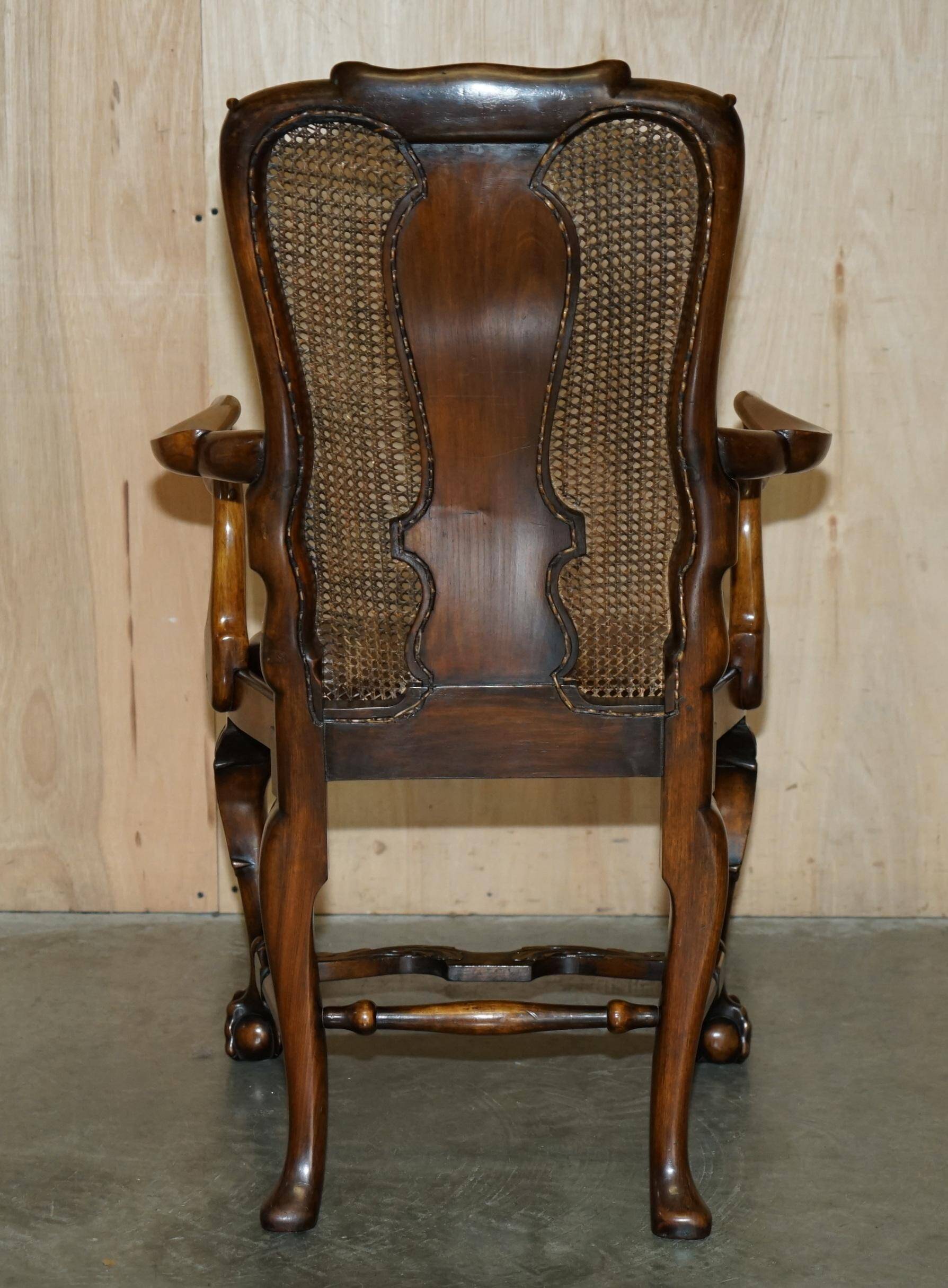Fauteuil Bergère Antique Thomas Chippendale sculpté Claw & Ball cuir