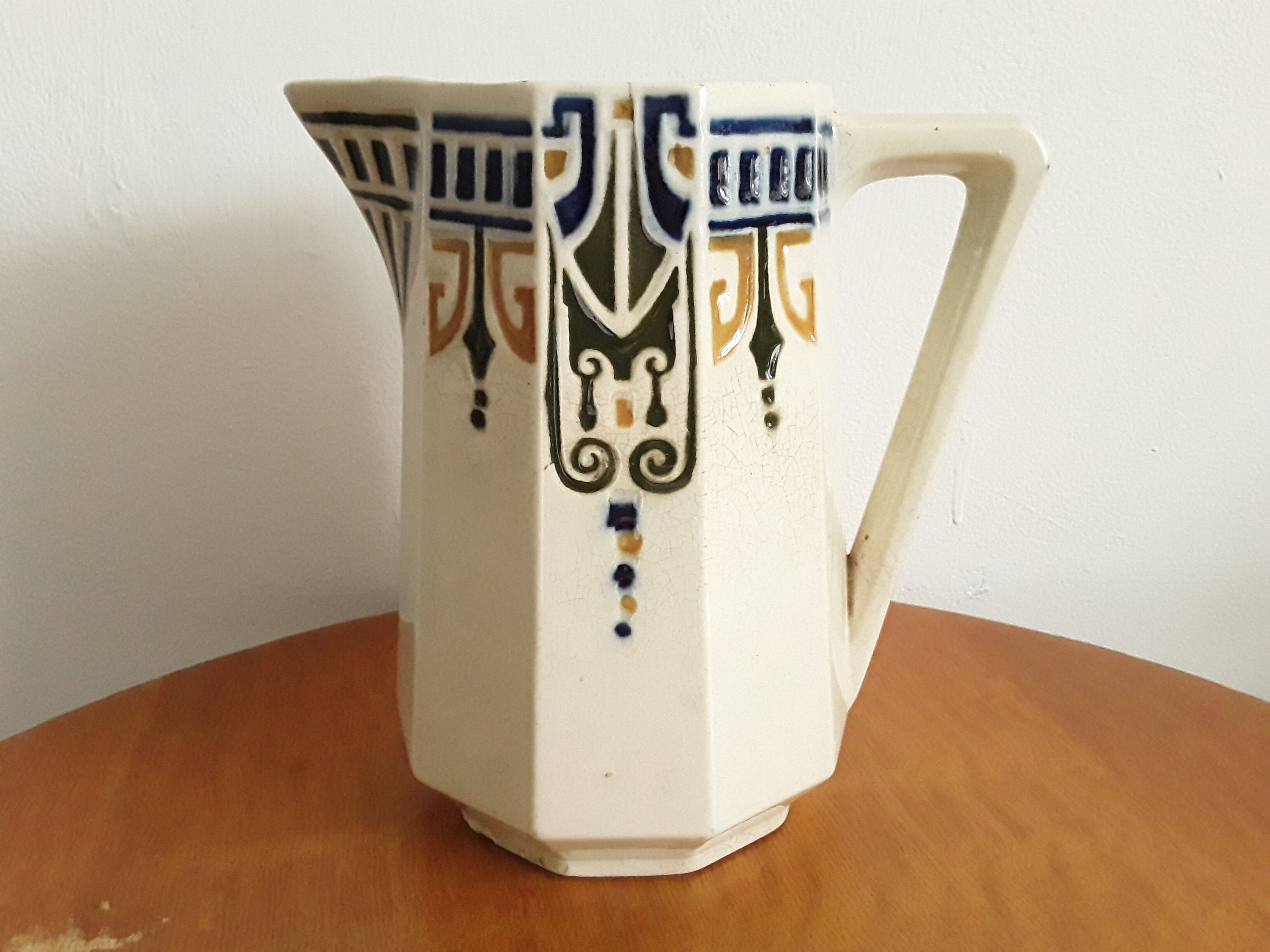 Pichet ancien en faïence de SaintClément Selency