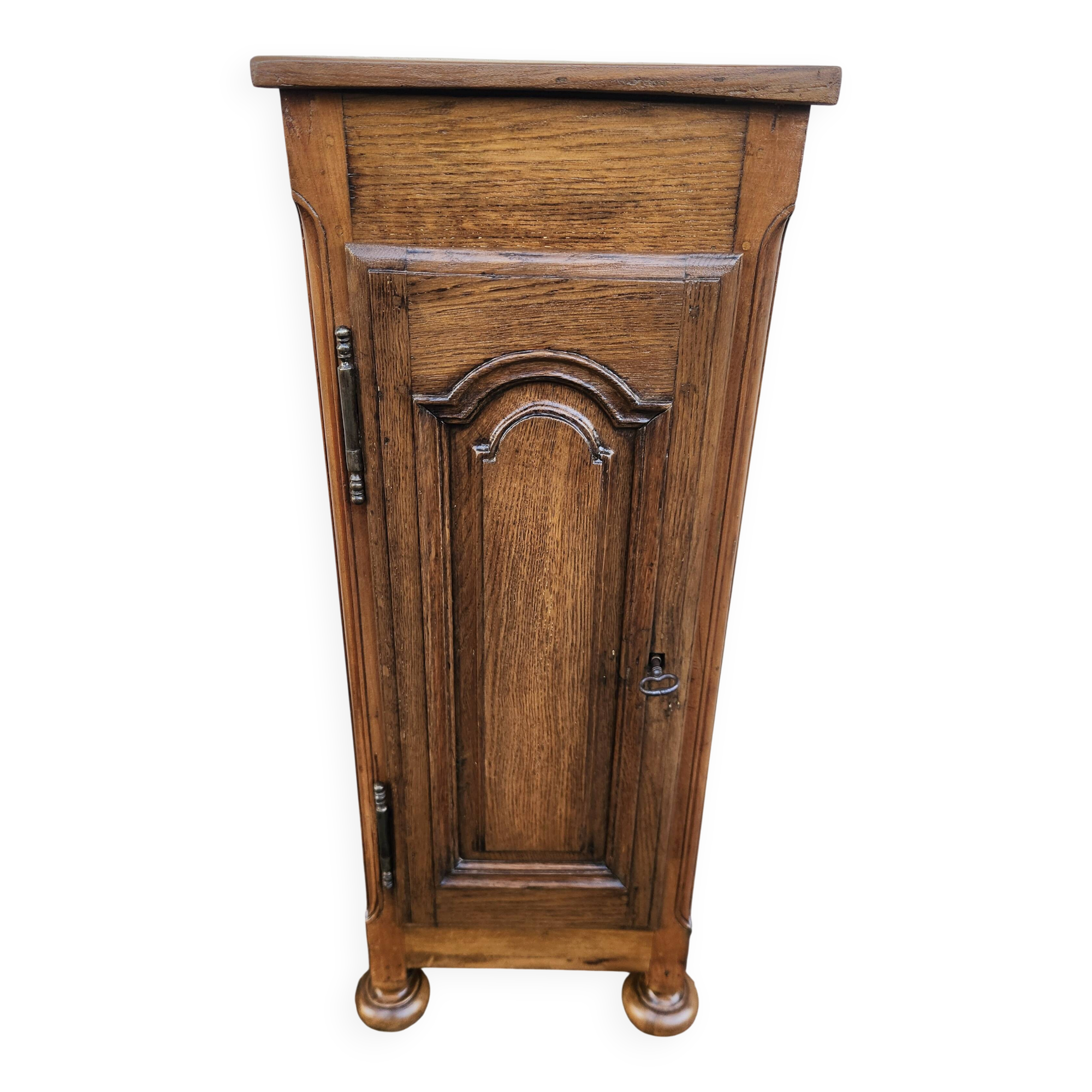 Charming column / pedestal in solid oak