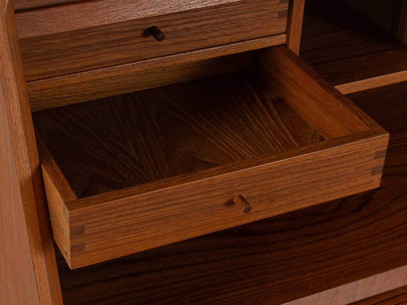 1980s bureau, Dyrlund