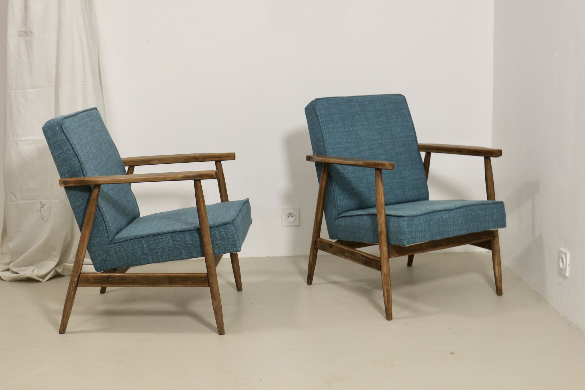 Pair of armchairs Henryk lily 300-190s 1970