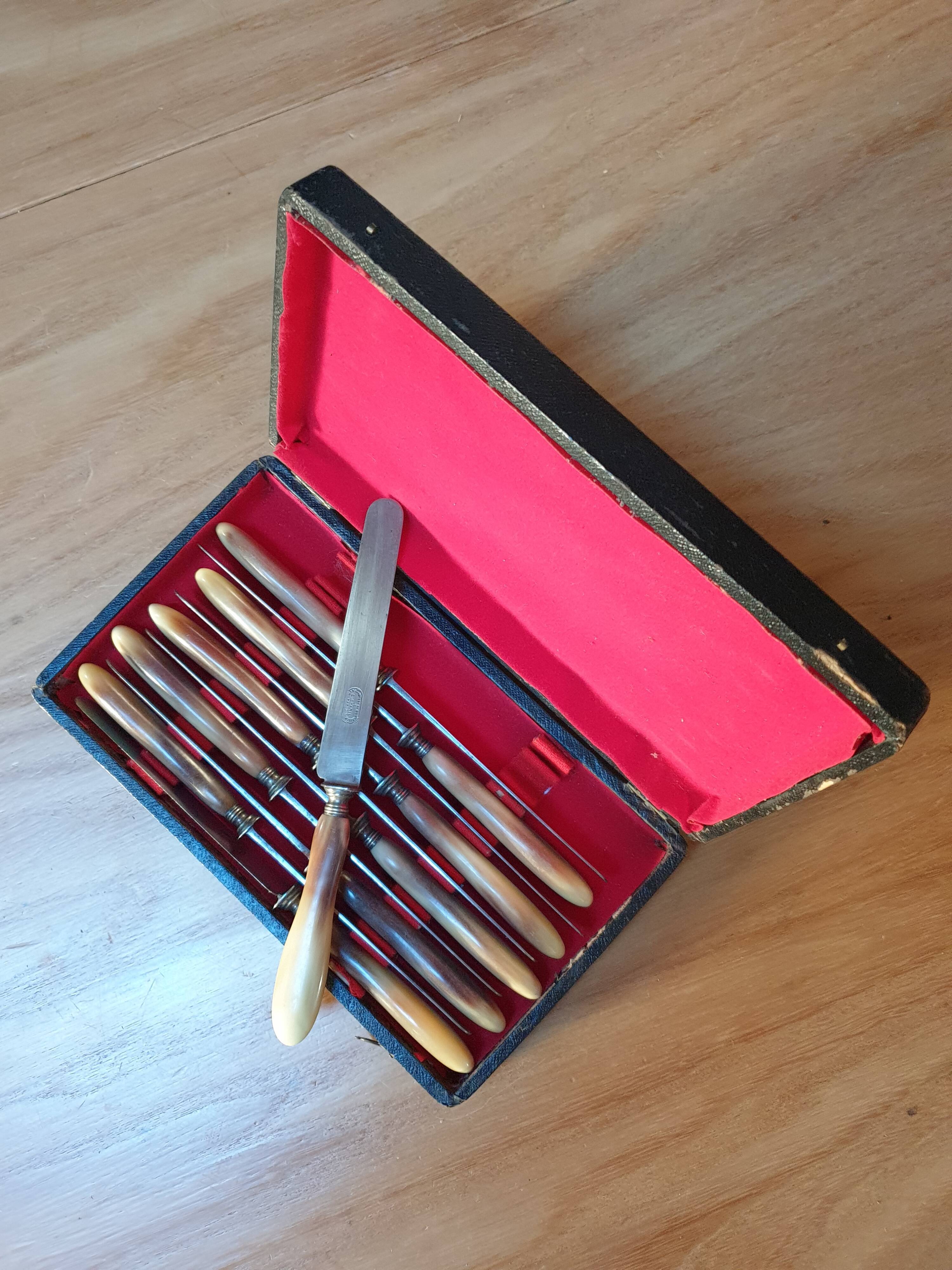 Set of 22 horn handle knives