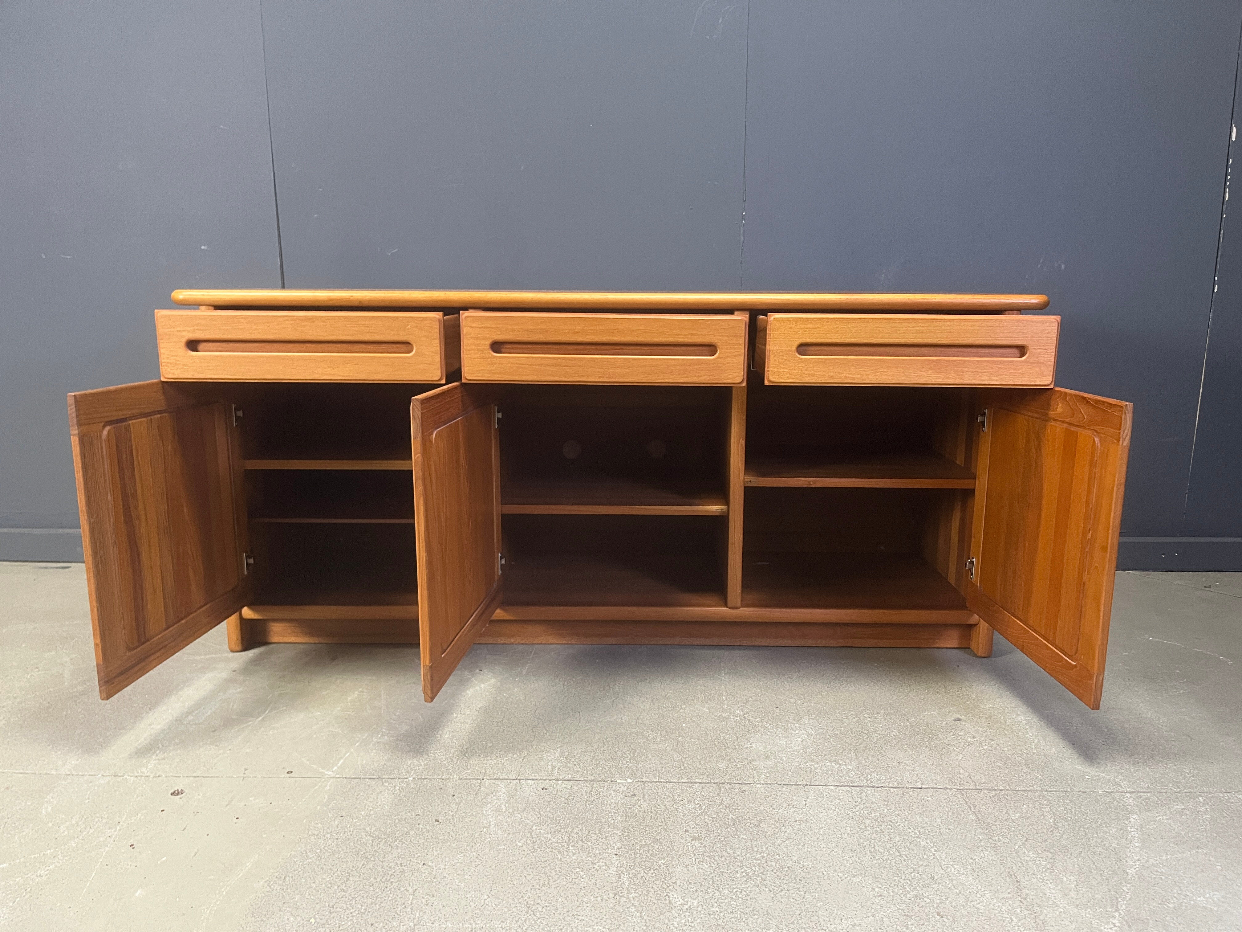 Enfilade scandinave des années 1960 par Dyrlund.