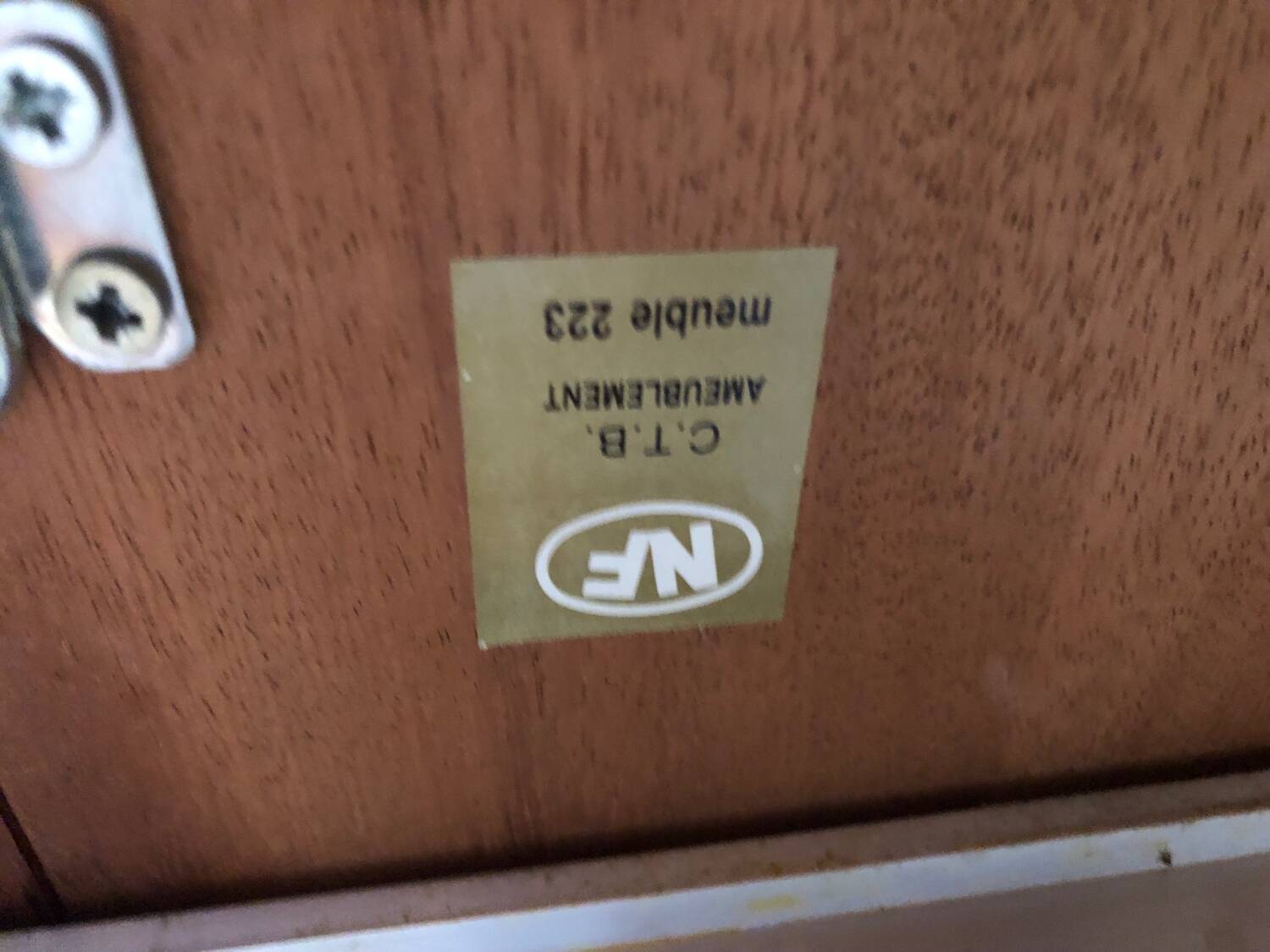 Baumann extendable round table