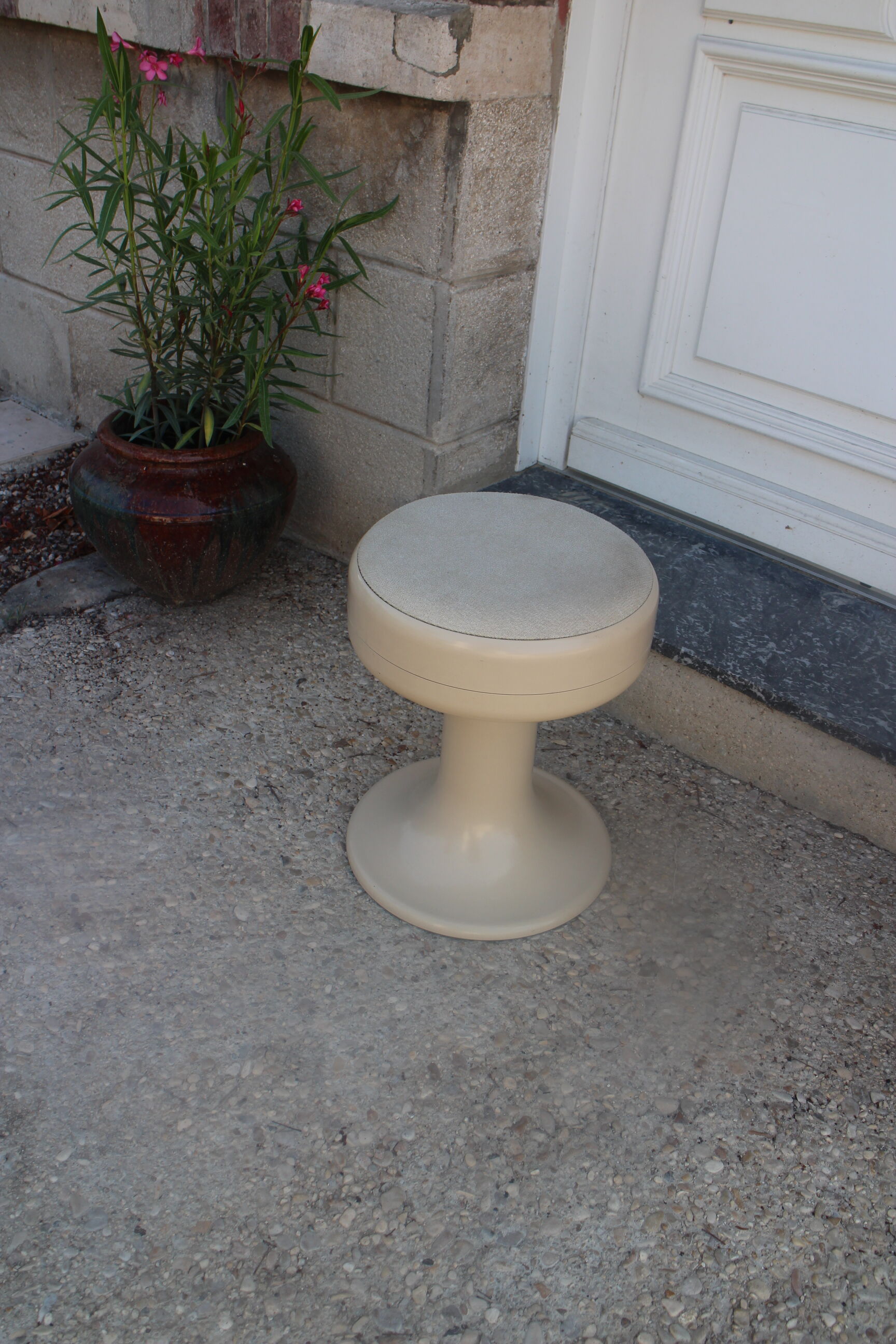 Tulip foot stool Isoklepa 1970