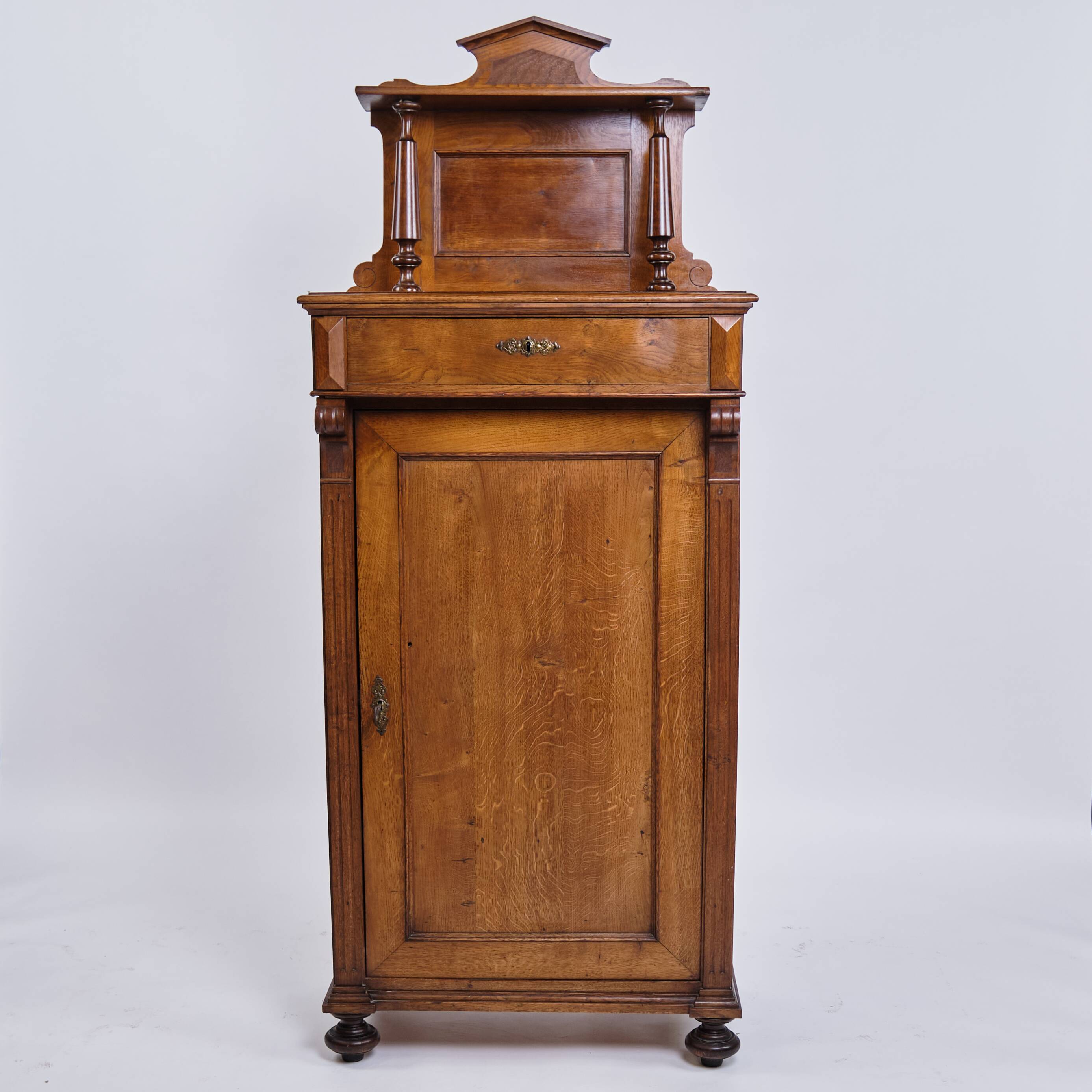 Cabinet – Mahogany – Decoration & round legs – Circa 1880