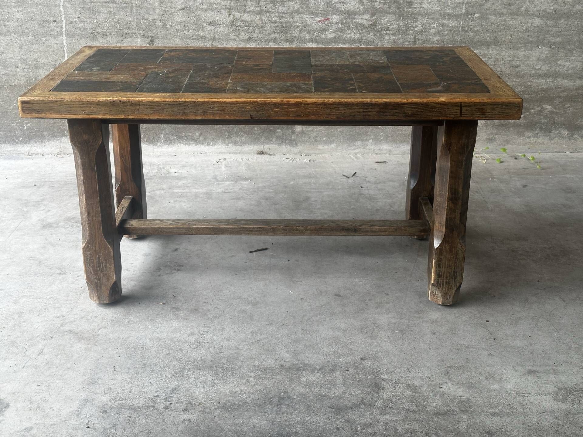 Table basse en chêne et ardoise – années 60-70