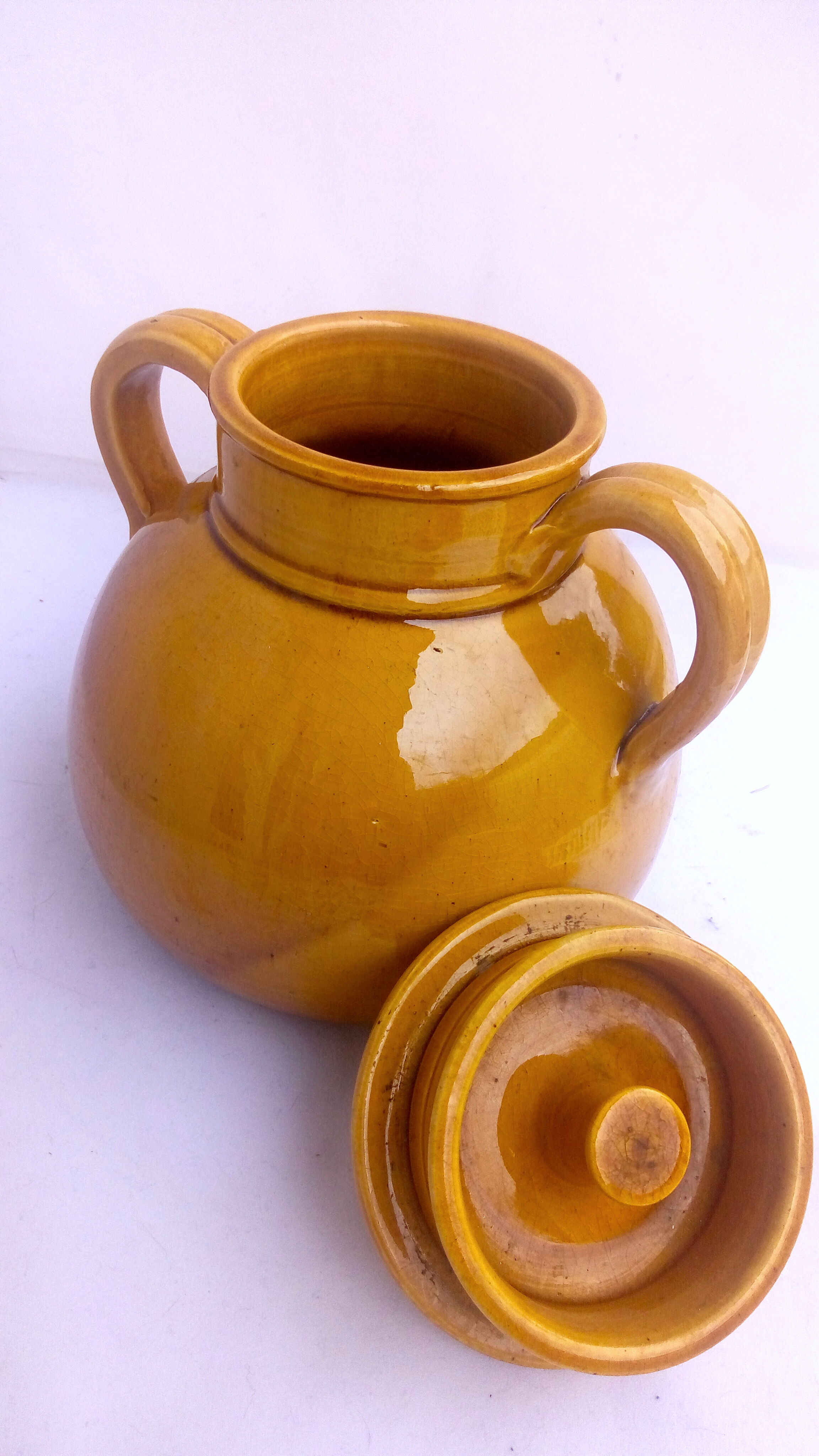 Pot en grès ocre jaune moutarde signé