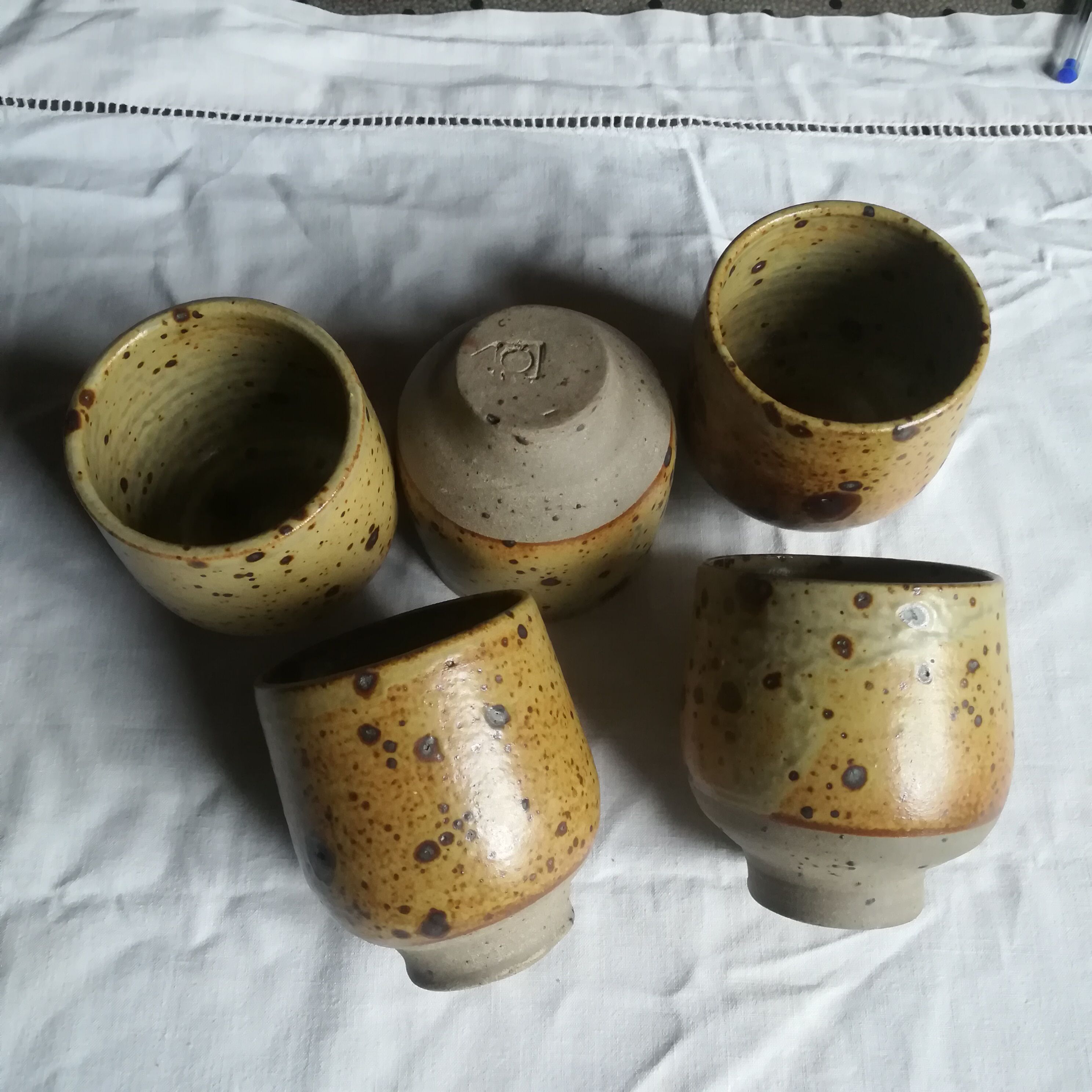 Lot de 5 tasses coupes en grès