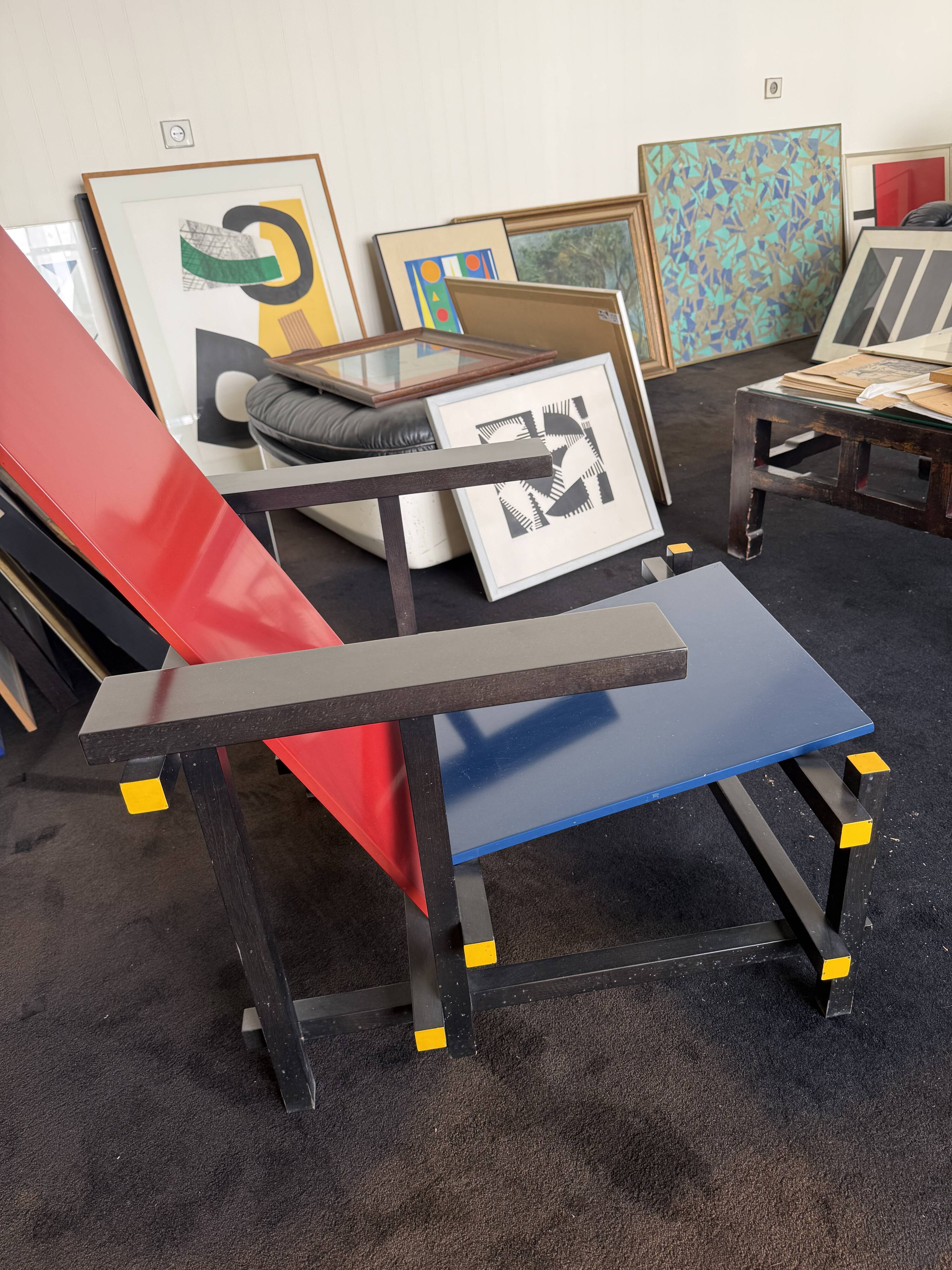 Cassina armchair in Rietveld style – Italian design from the 1980s.