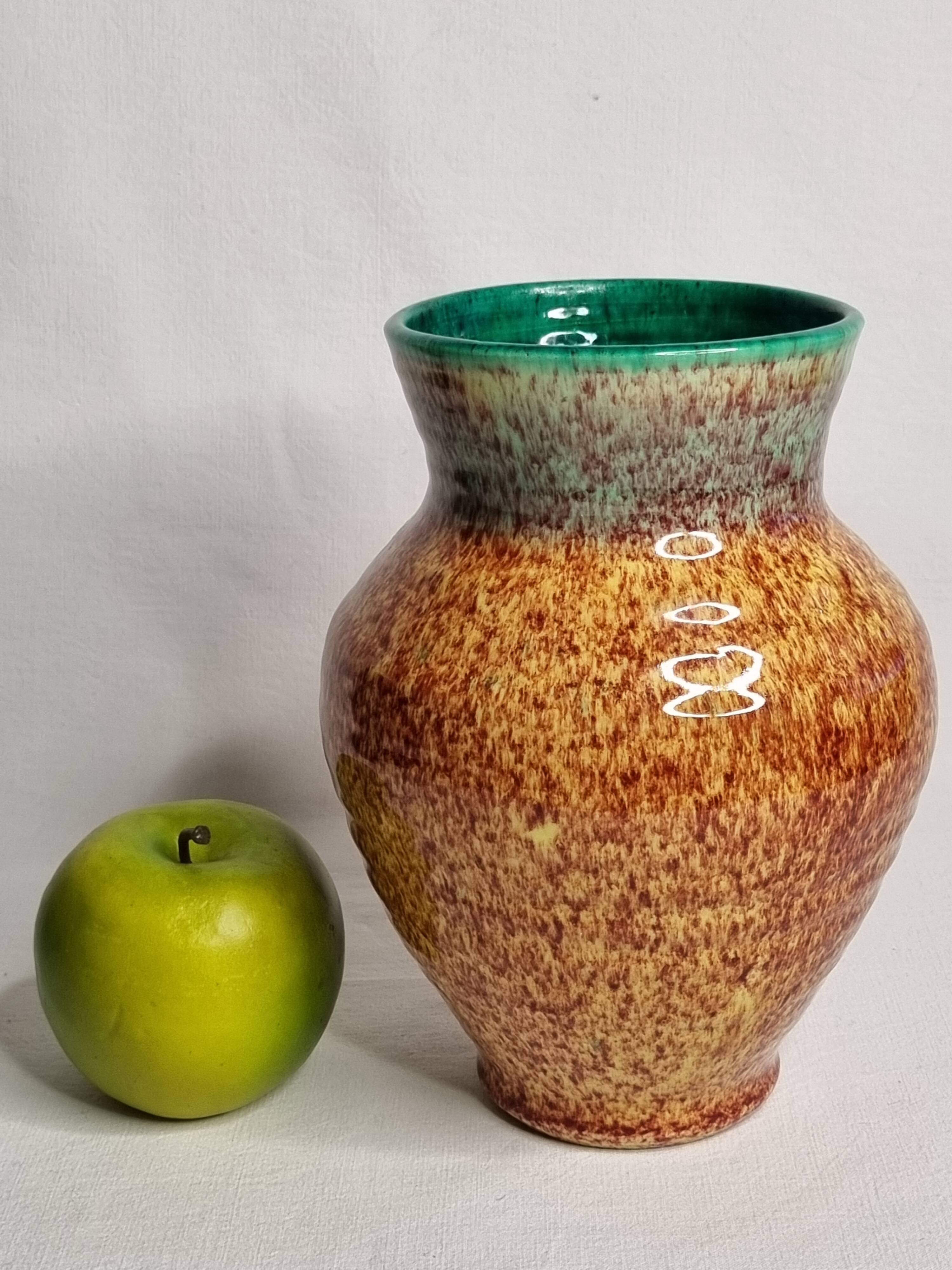 Vase en grès émaillé vert et brun moucheté – signé Accolay – 22 cm