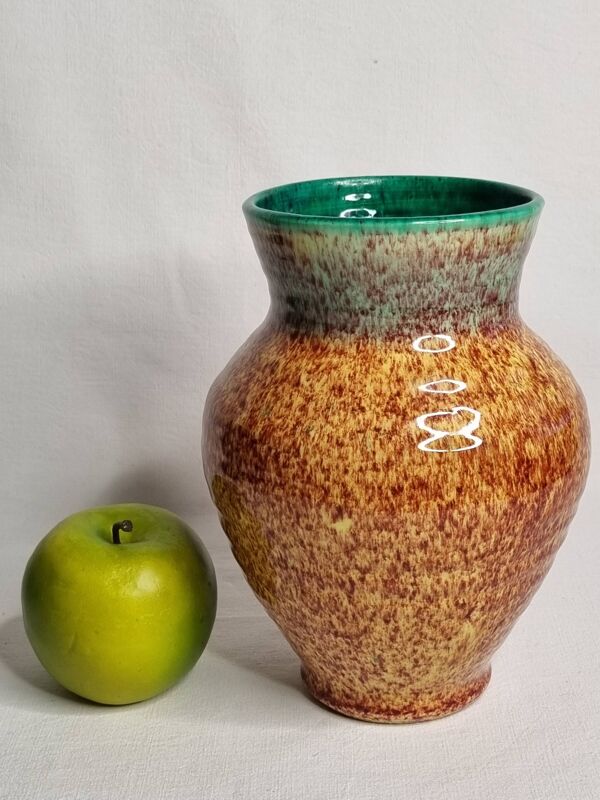 Vase en grès émaillé vert et brun moucheté – signé Accolay – 22 cm