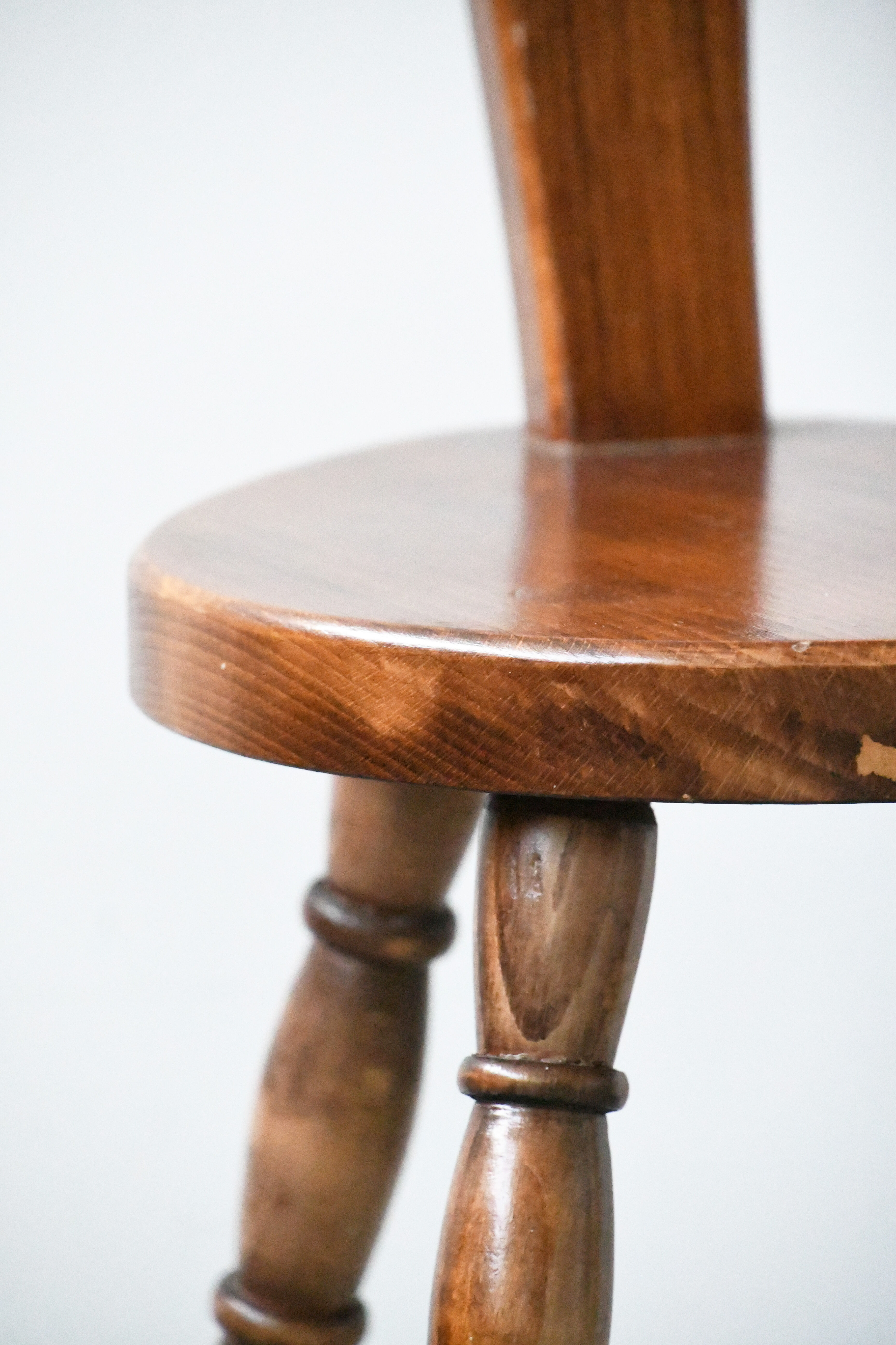Chaise brutaliste en bois