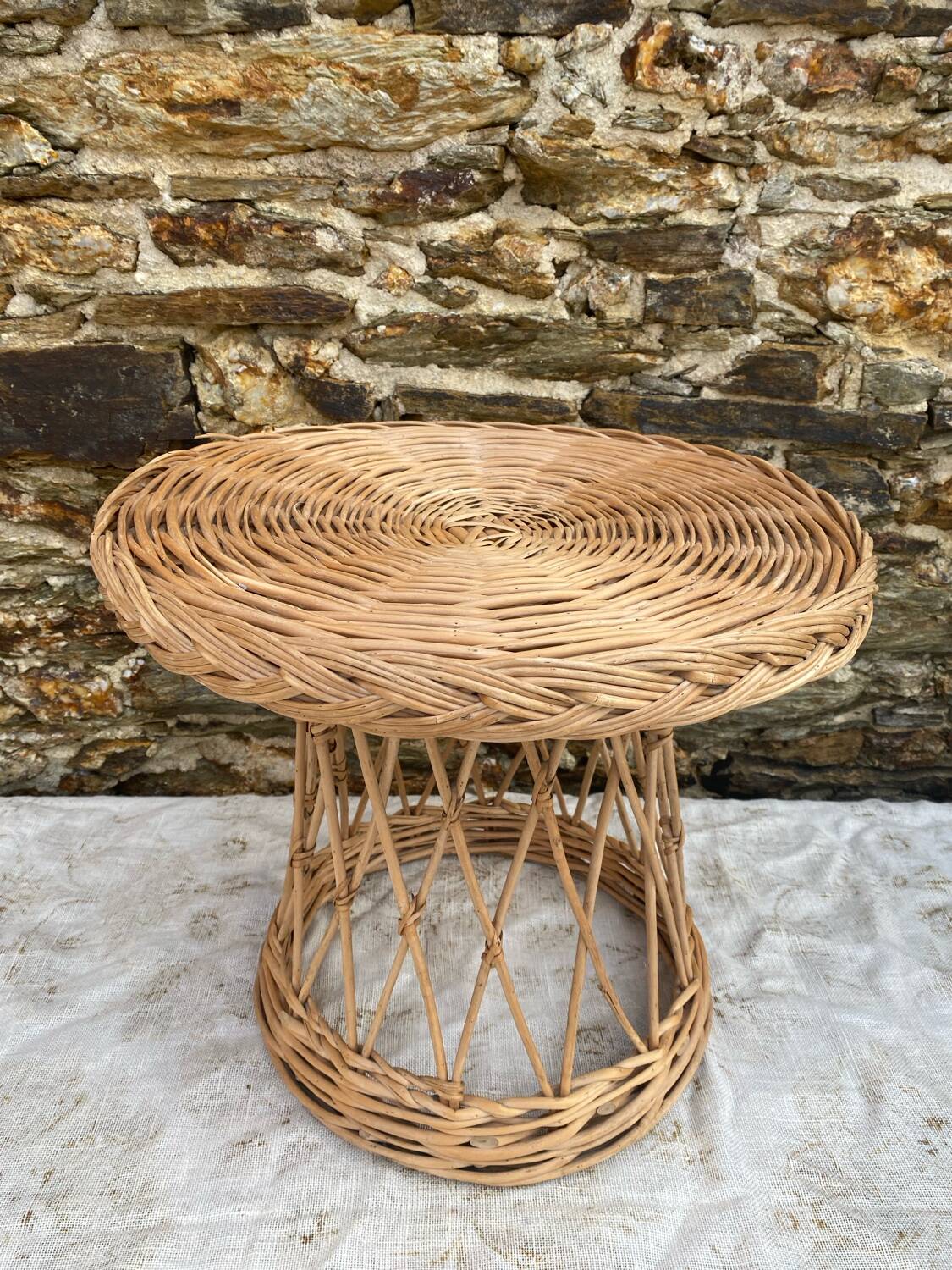 Table de chevet en rotin années 60