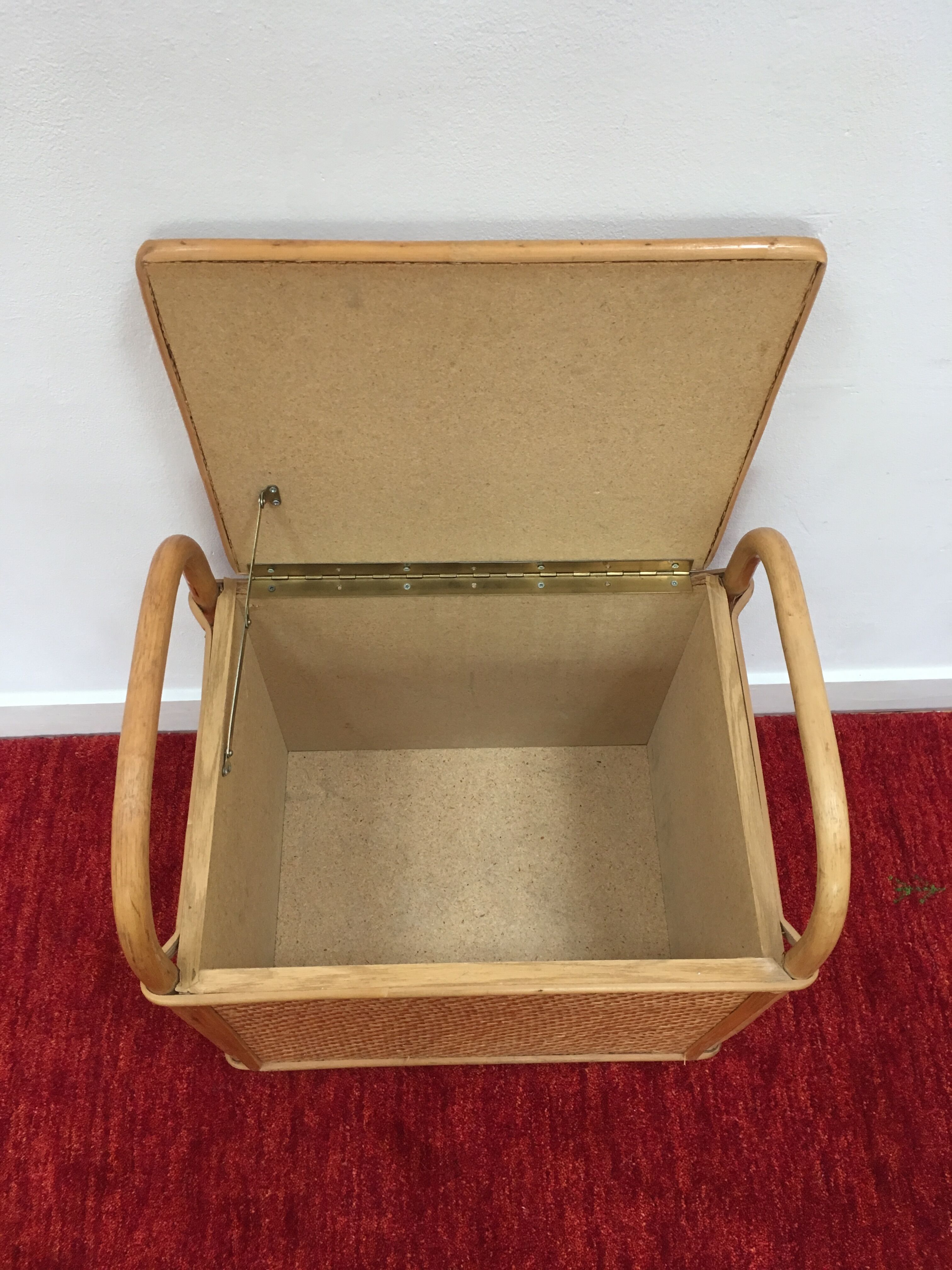 Coffre banc vintage en rotin tressé