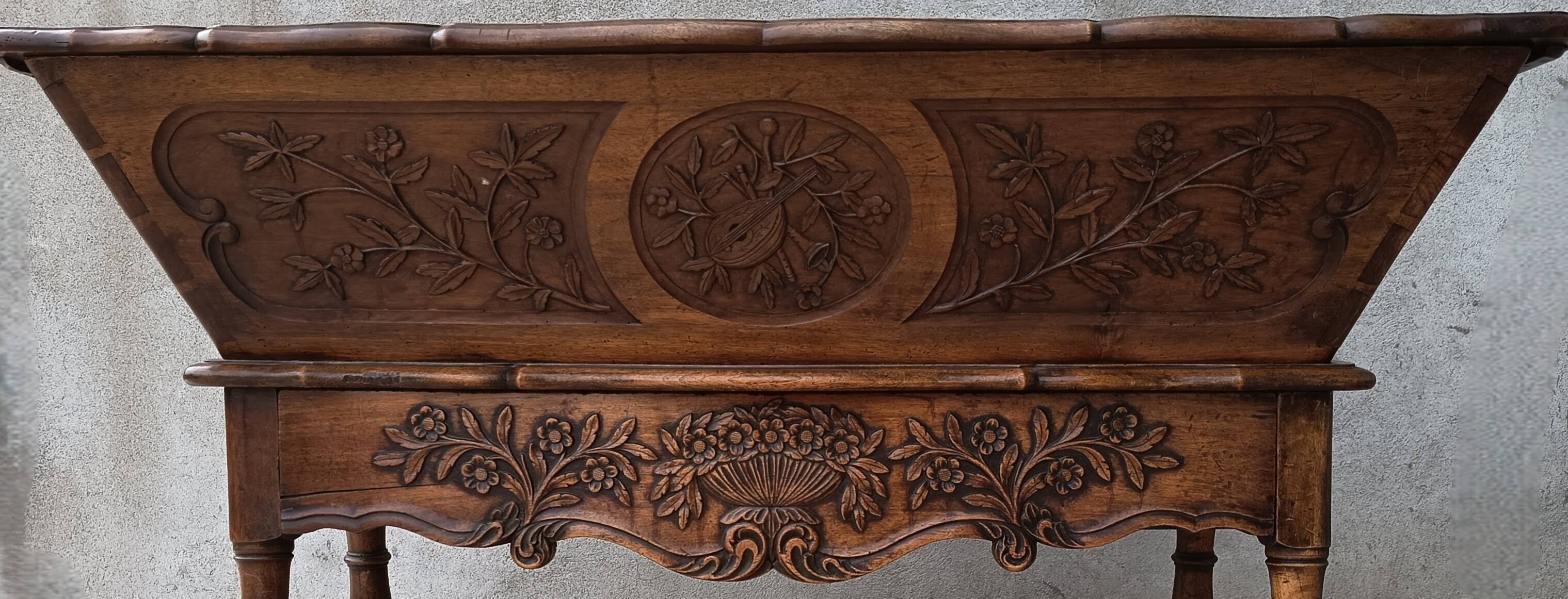 Provençal kneading trough in walnut from the 18th century.