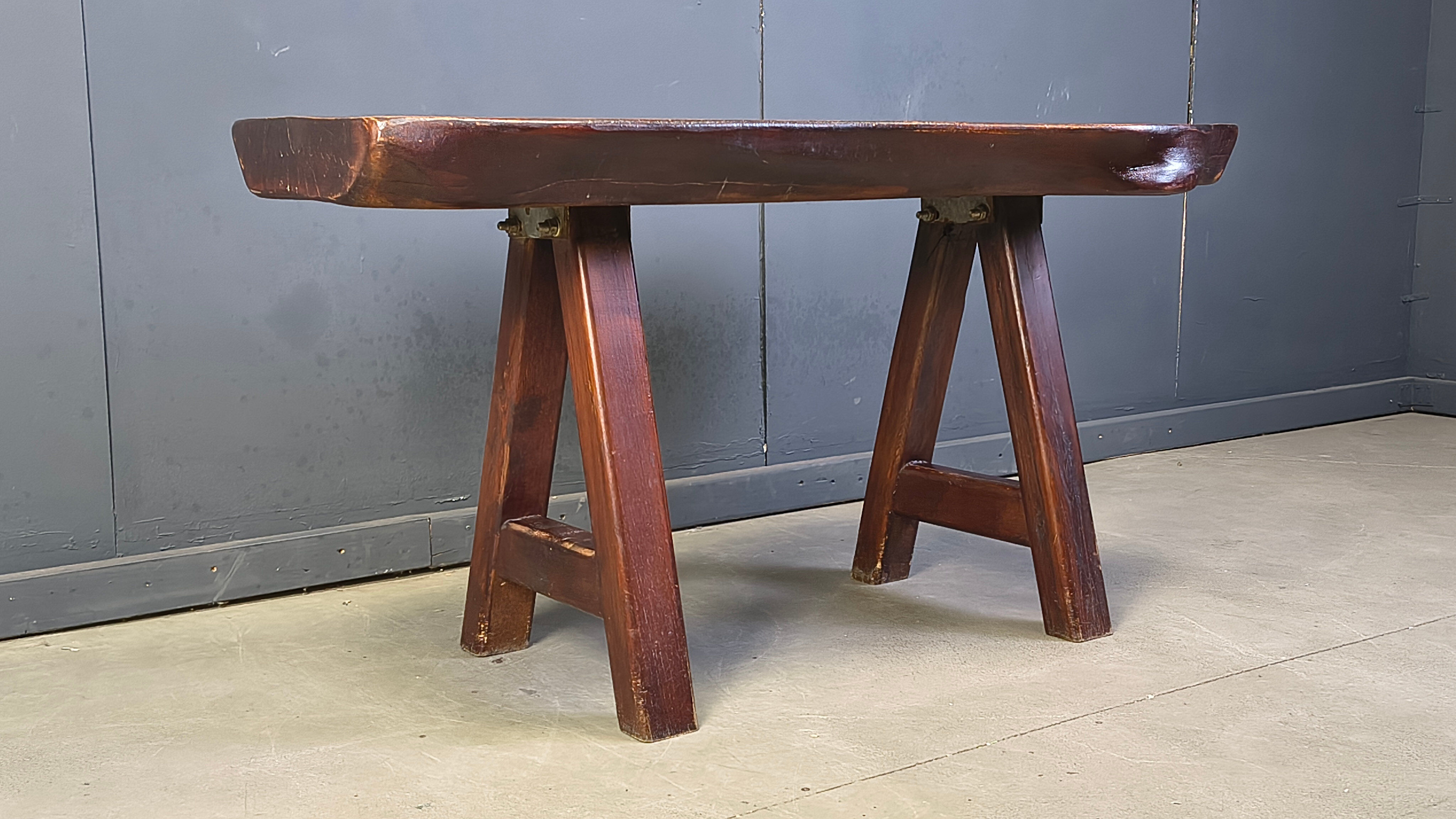Table à manger en bois massif de style brutaliste par Mobichalet, années 1960.