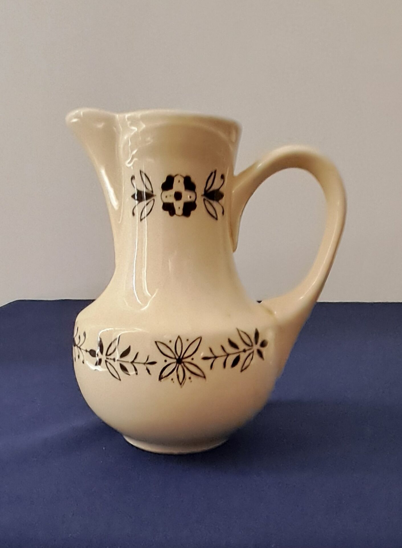 Jug and sugar bowl from Valenciennes by the Gien pottery. Vintage.