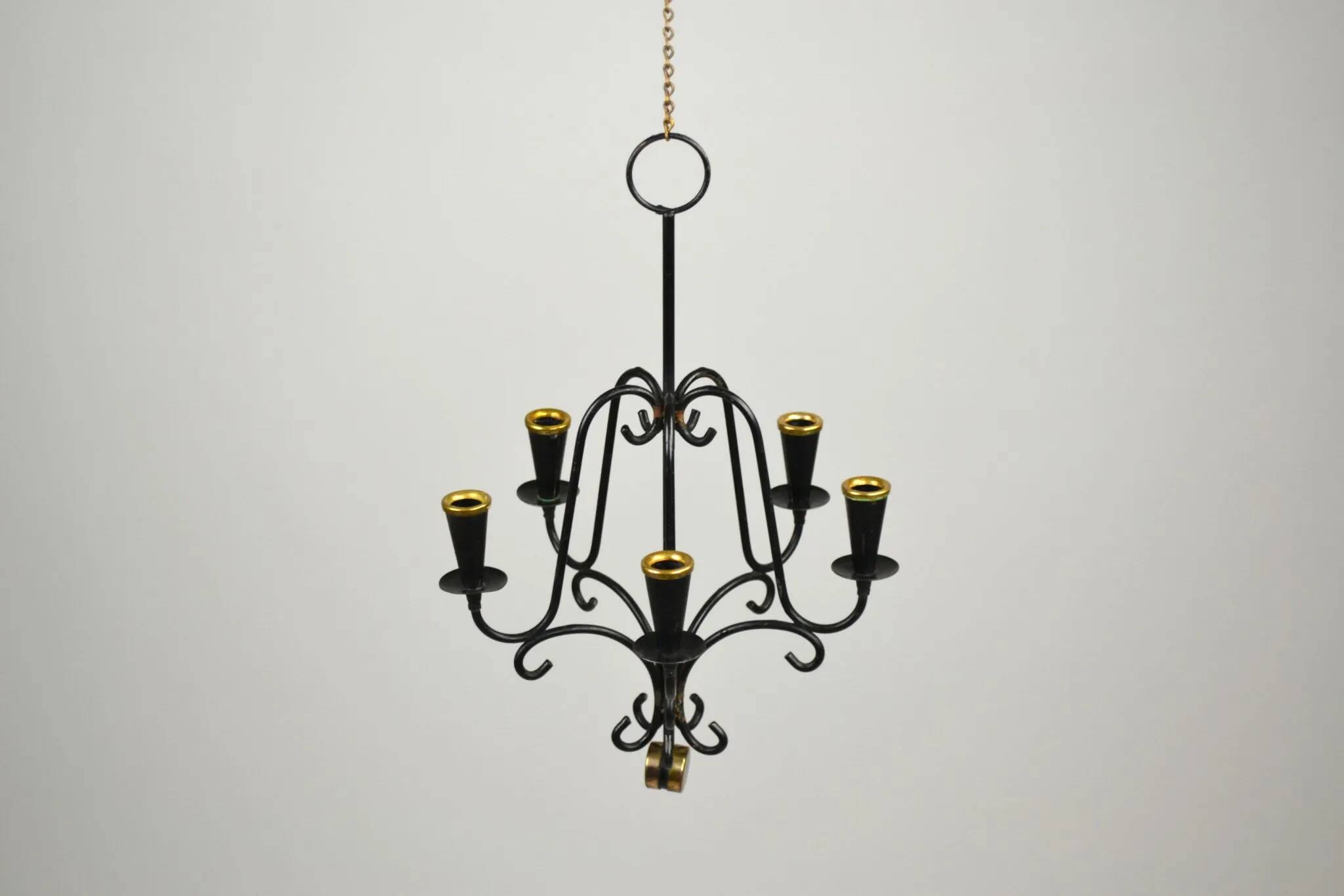 Chandelier en métal peint en noir avec des détails en cuivre – Gunnar Ander pour Ystad-Metall, Suède, années 1950